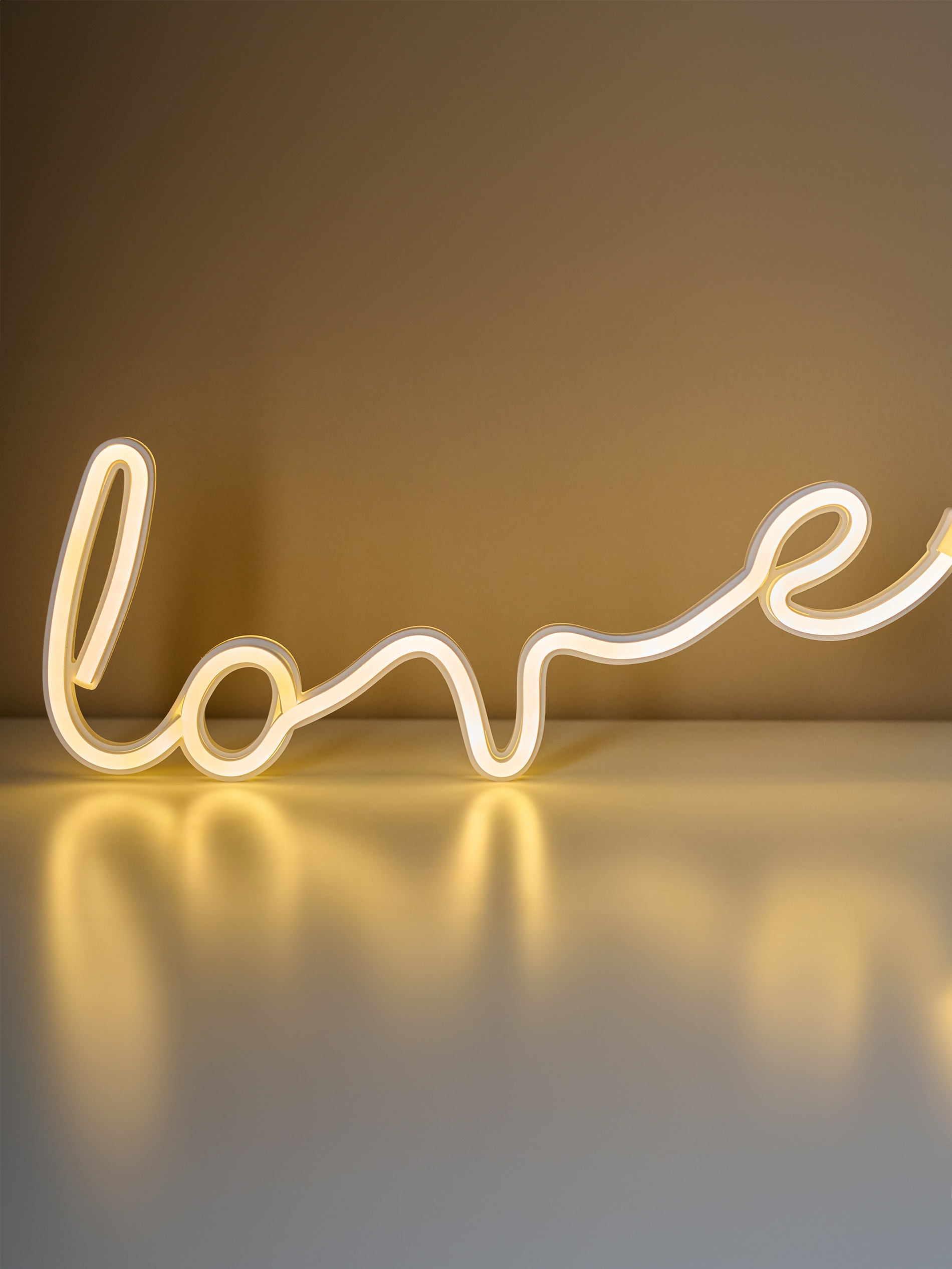 Lampka neon LED w kształcie napisu LOVE