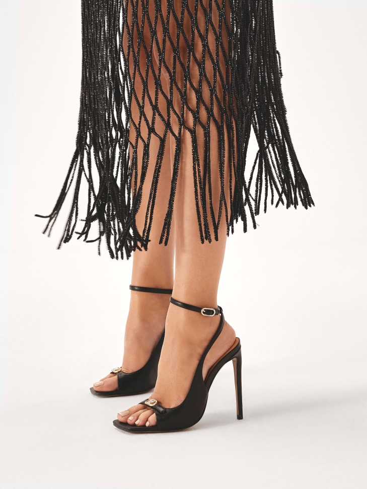 Elegant sandals with square toes