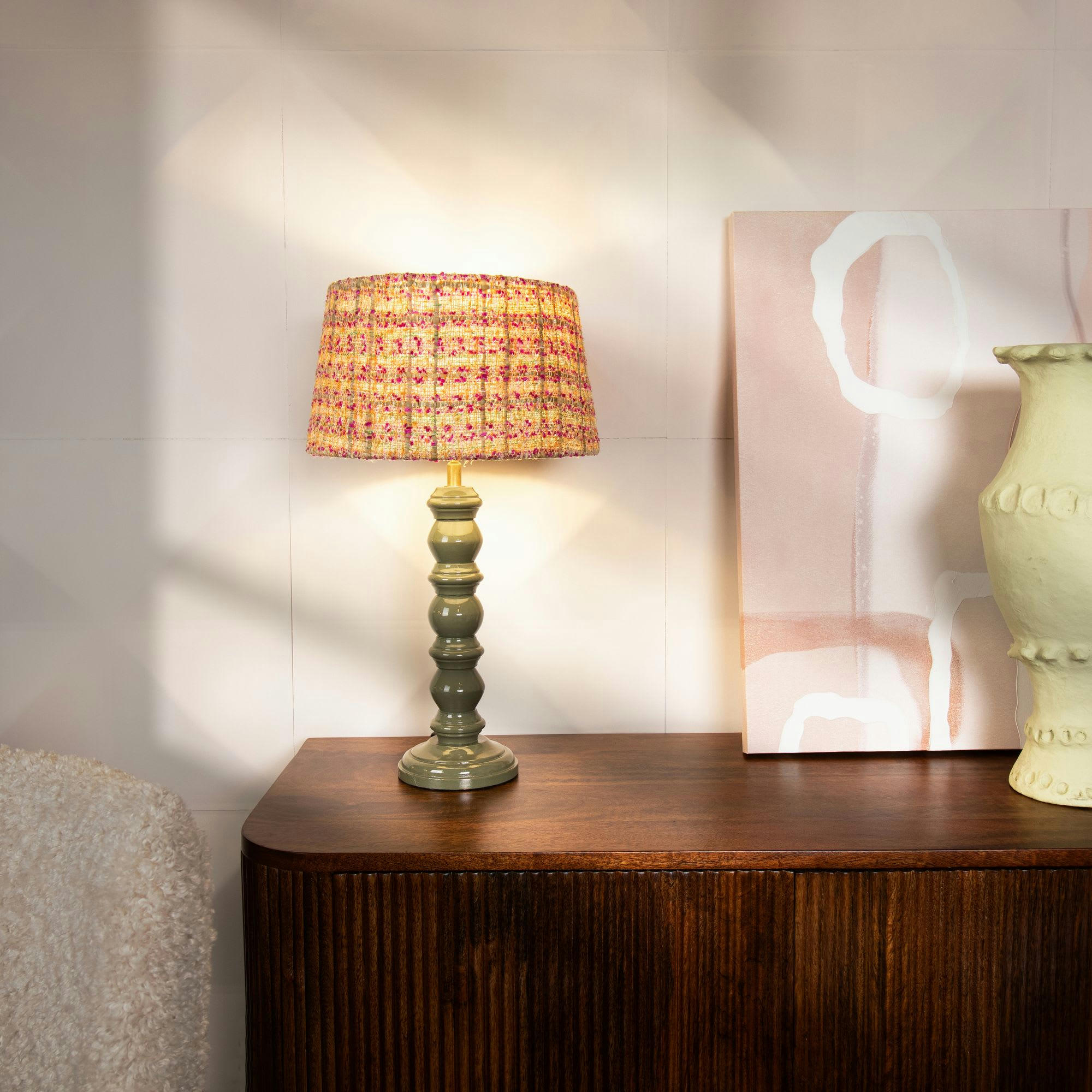 ROMY - Lampe à poser en bois kaki et abat jour en tissu h39cm