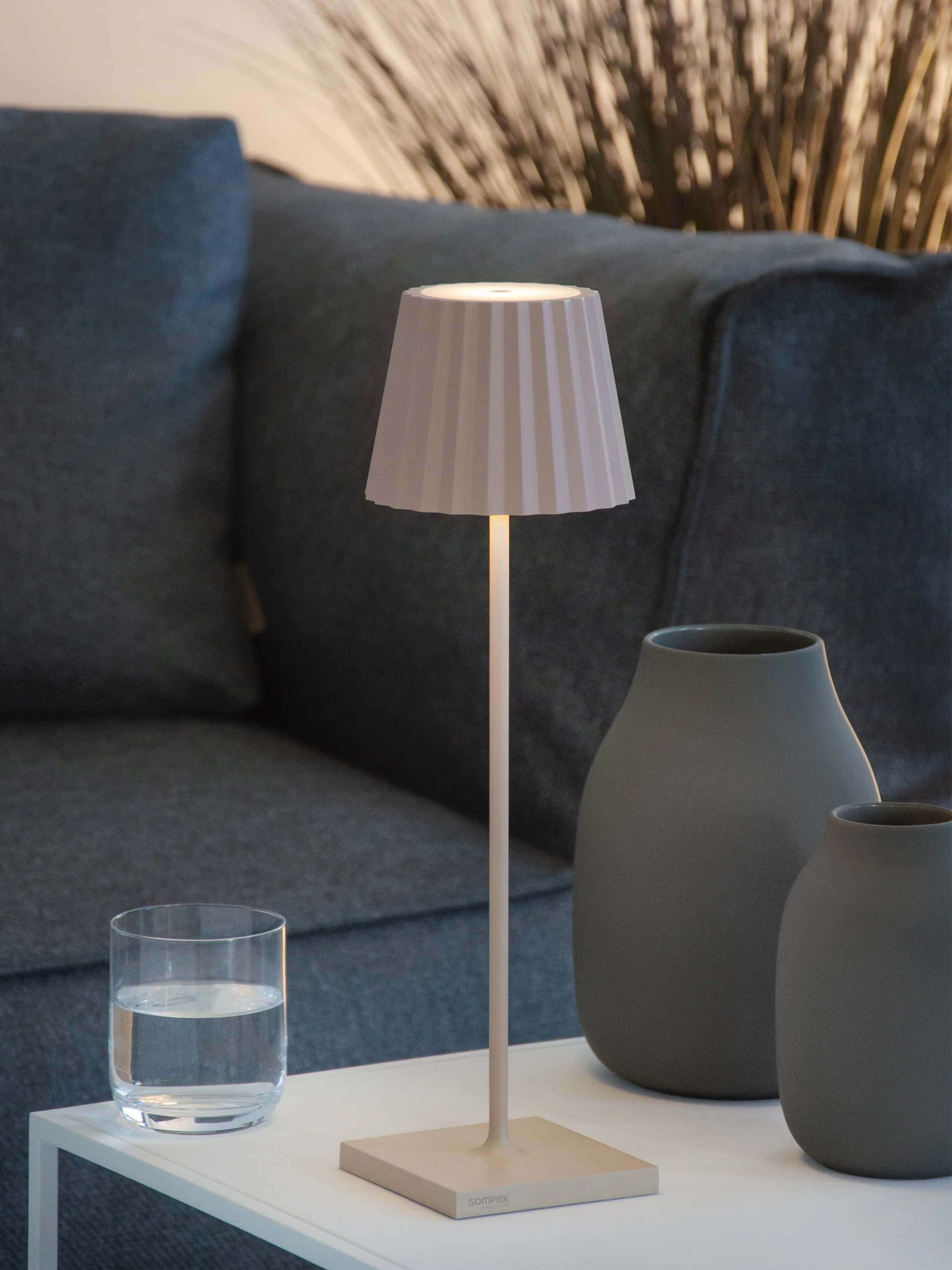 Mobile LED-Außentischlampe Troll RC, dimmbar