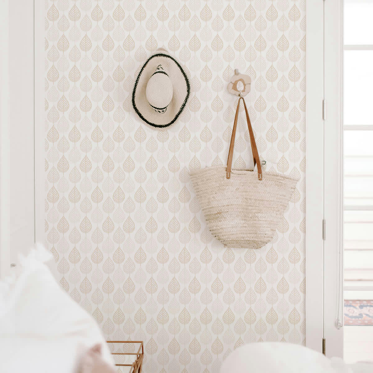 LEAVES - Papier peint vinyle adhésif feuilles sable 50x300 cm