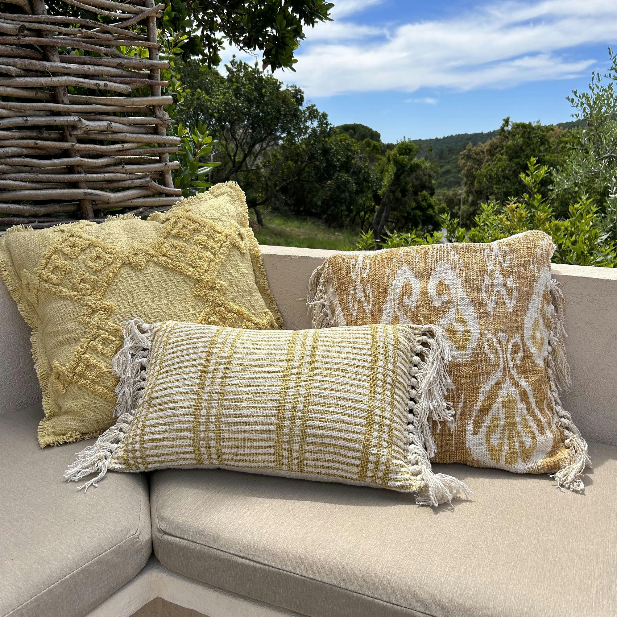 GUAMA - Coussin en coton jaune avec franges 30x50cm