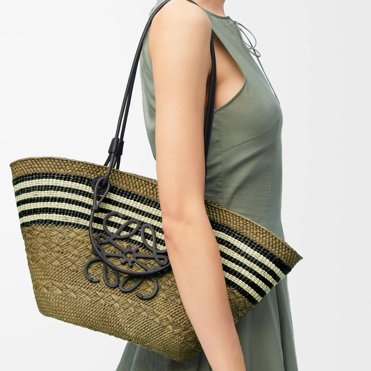 Loewe Anagram basket in iraca palm and calfskin (7A regular version)