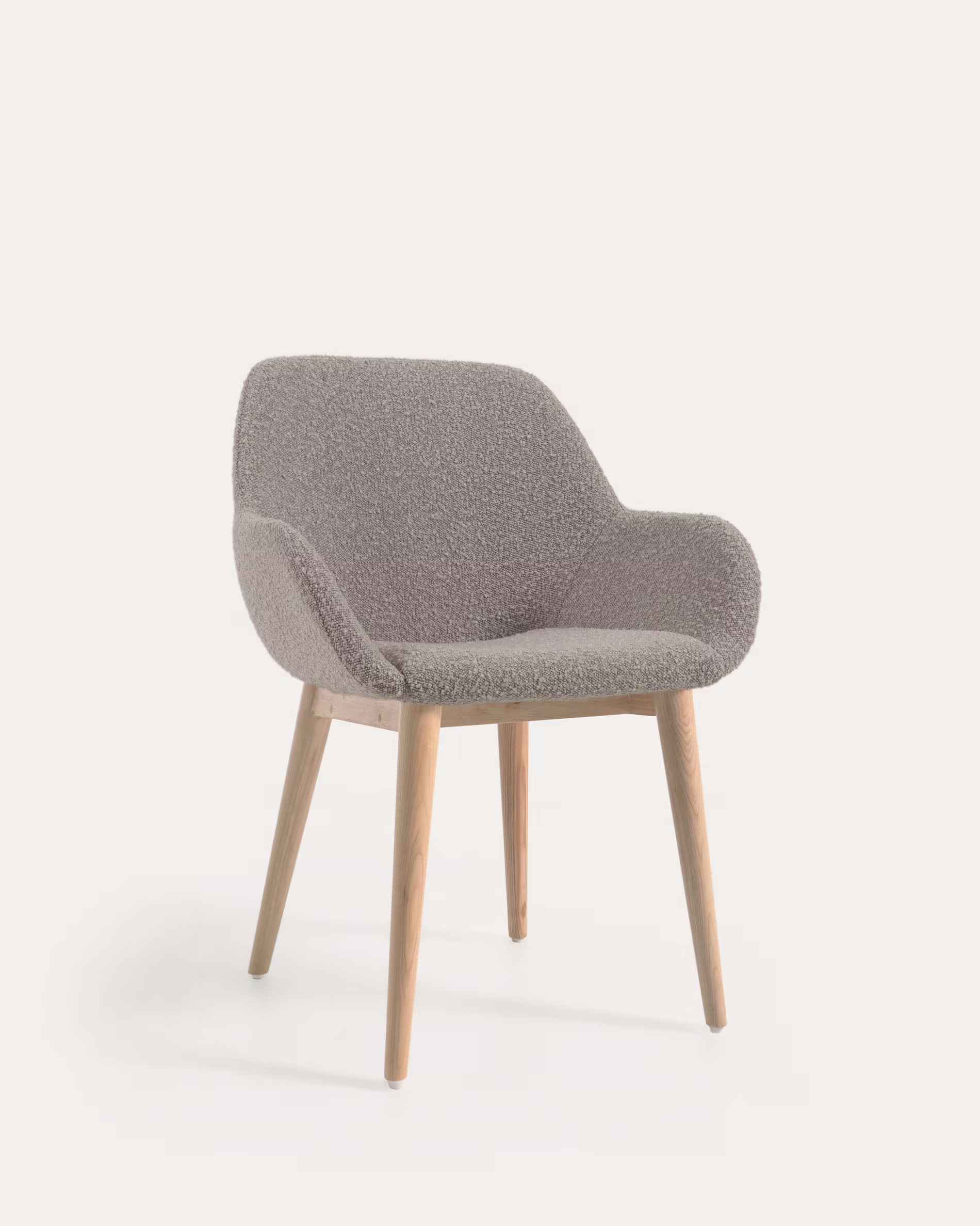 Silla Konna de borreguito gris claro y patas de madera maciza de fresno acabado natural