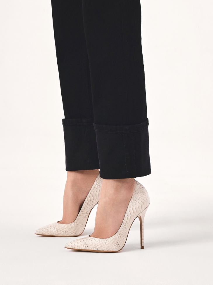 Elegant pumps with embossed pattern