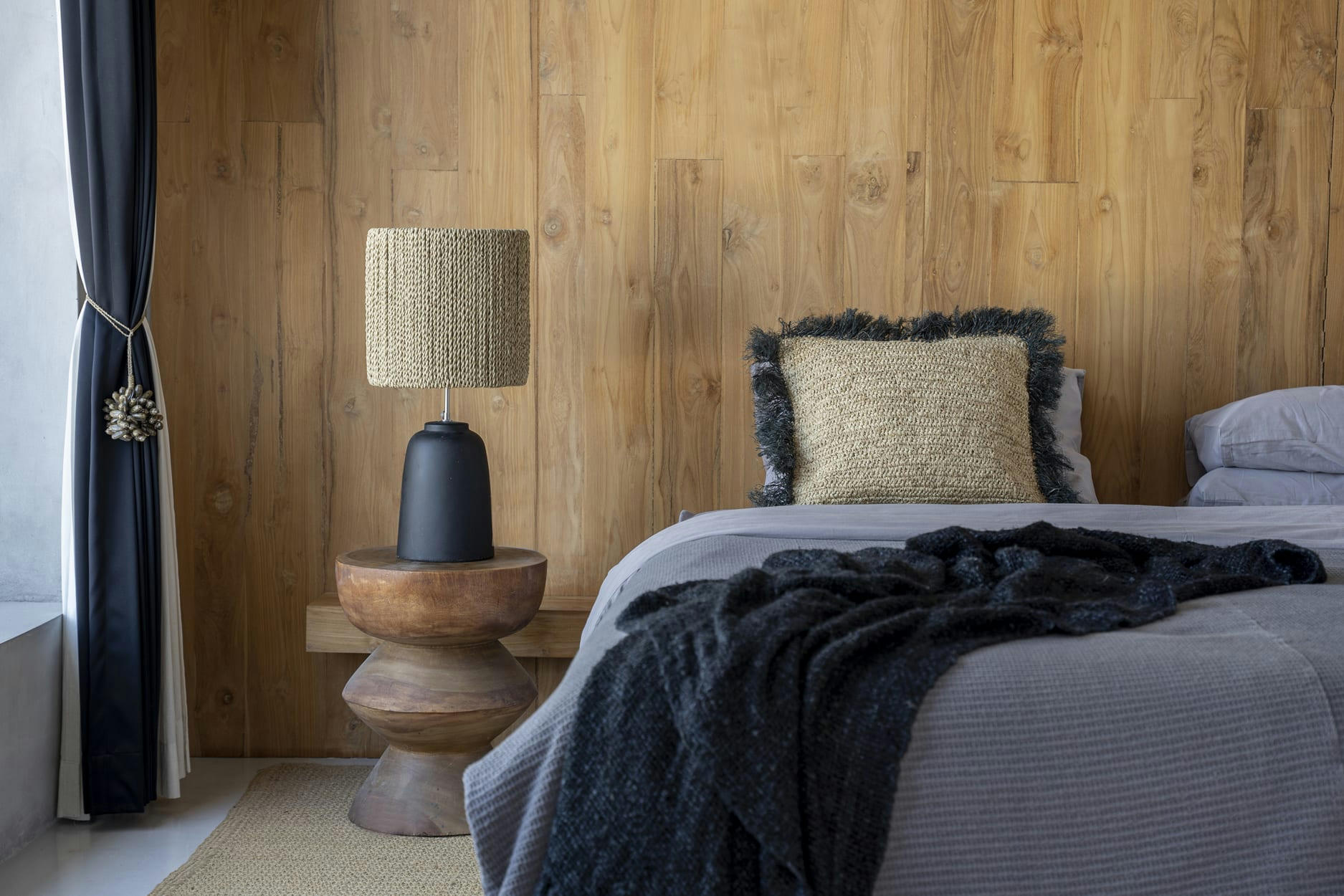 CHALKI - Lampe de table en terre cuite et herbe de mer naturel noir