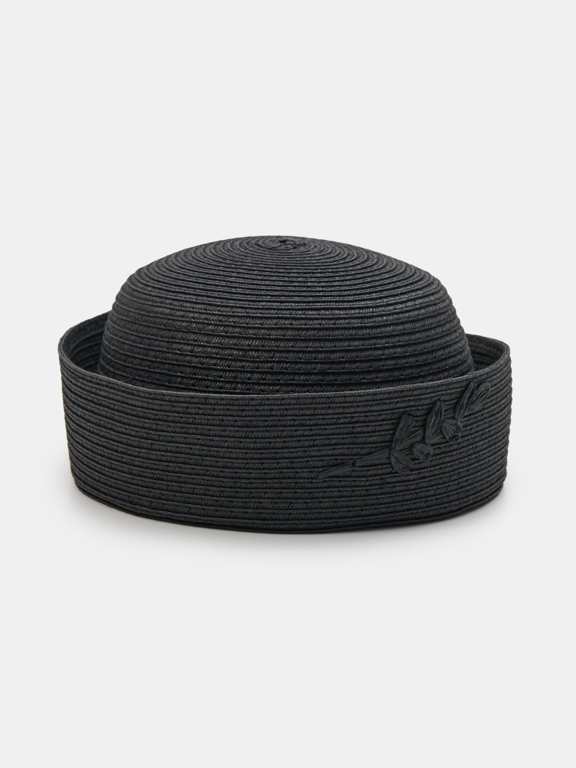 Pleciony beret z elementami 3D