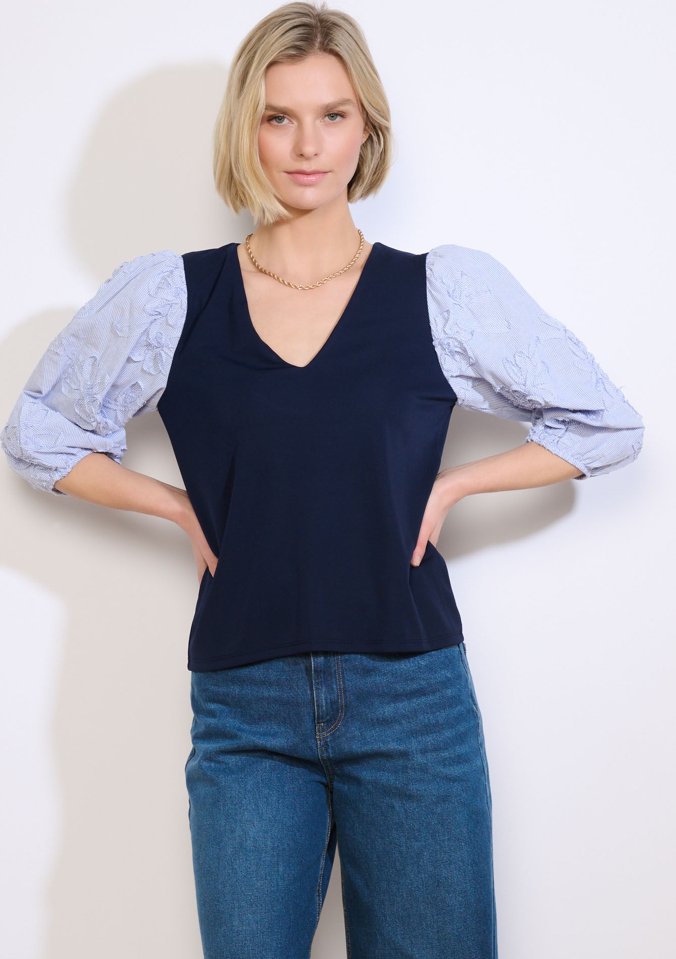 Blouse met geborduurde mouwen