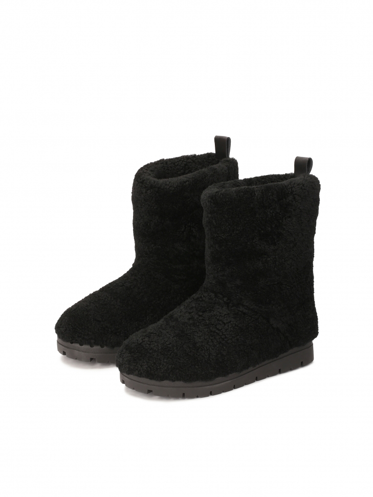 Black snow boots with sheep's wool