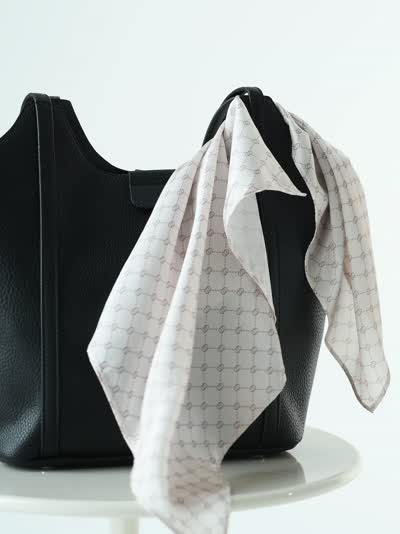 Torebka typu shopper z ozdobną apaszką