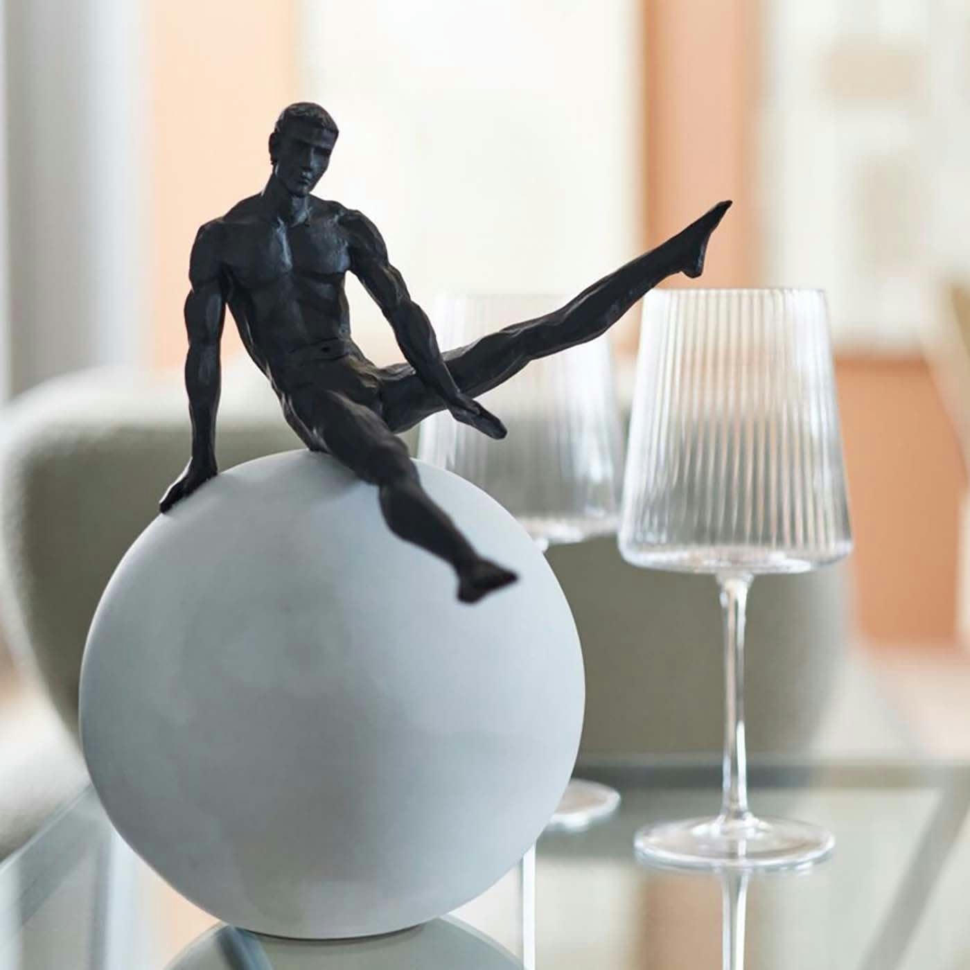 - Statuette gymnaste en polyrésine blanche et noire H33