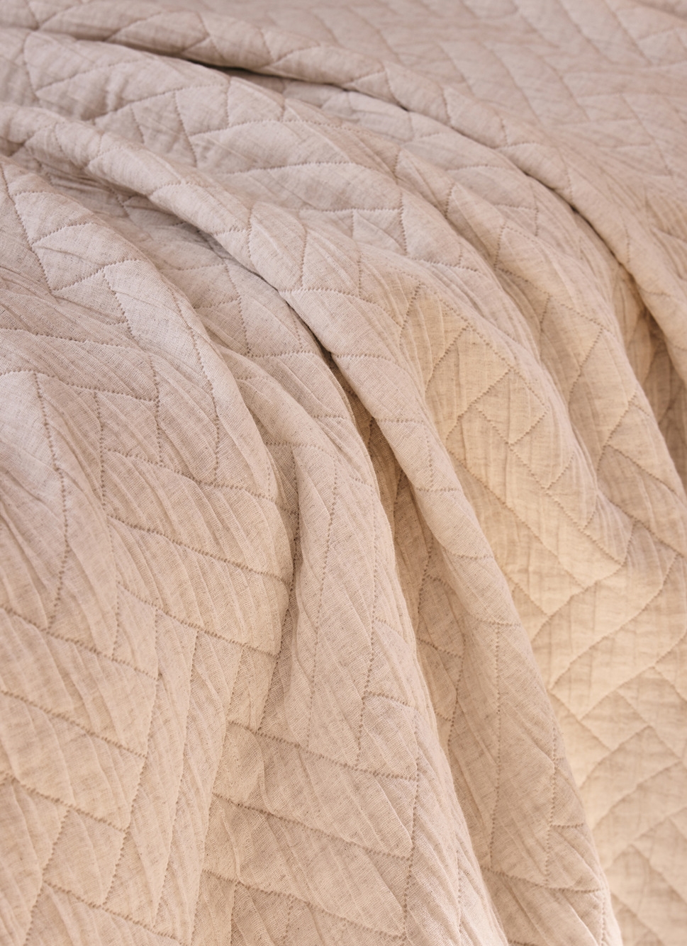 COUVRE LIT MATELASSÉ CHEVRONS RAVEL ÉCRU