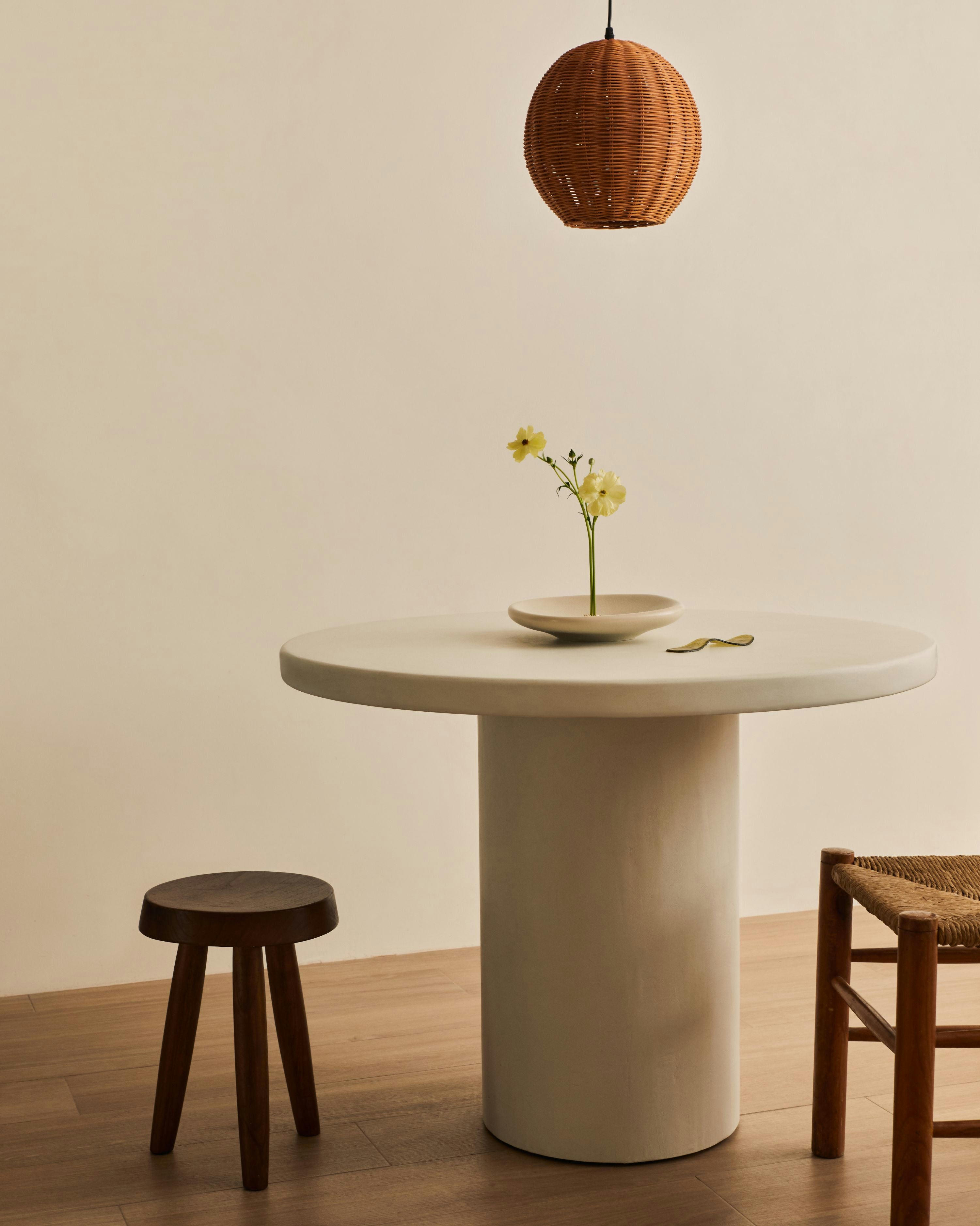 YAY BY MARLOT BAUS - Table à manger du microciment blanc 160 cm