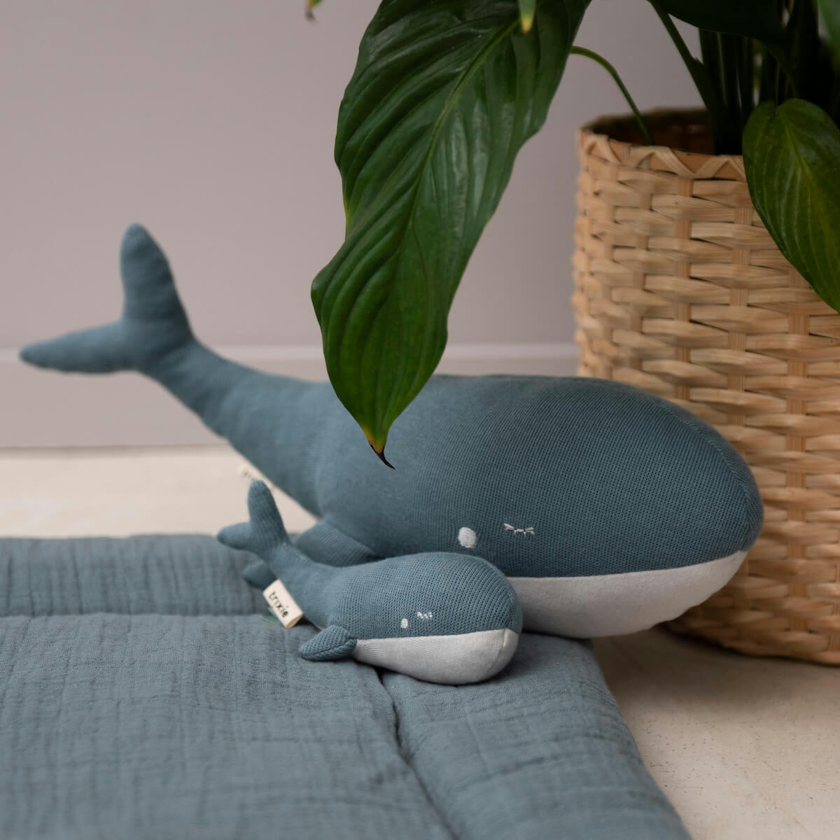 TRIXIE KNITTED TOYS - Peluche tricot WHALE