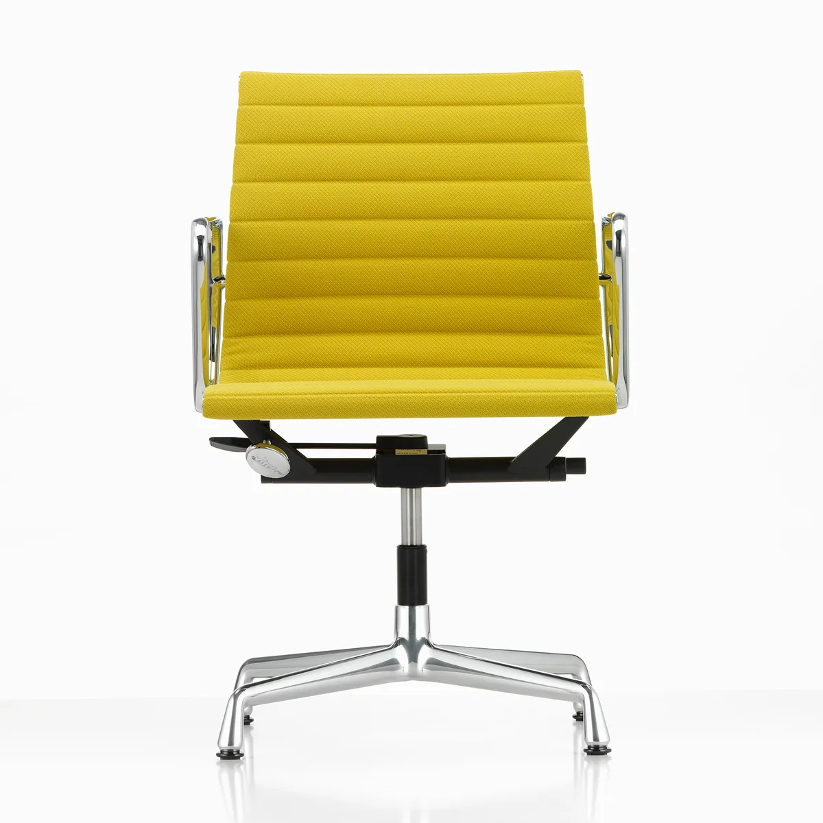 Vitra - EA 131 Bürostuhl mit Armlehnen, drehbar, verchromt / Track, pastelgreen / canola (Filzgleiter)