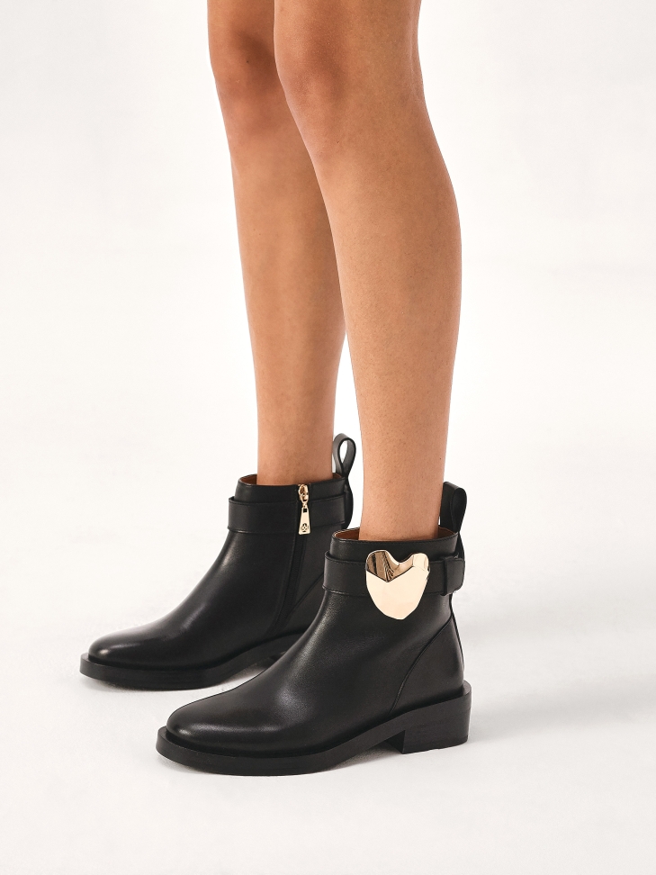 Low boots decorated with a metal heart