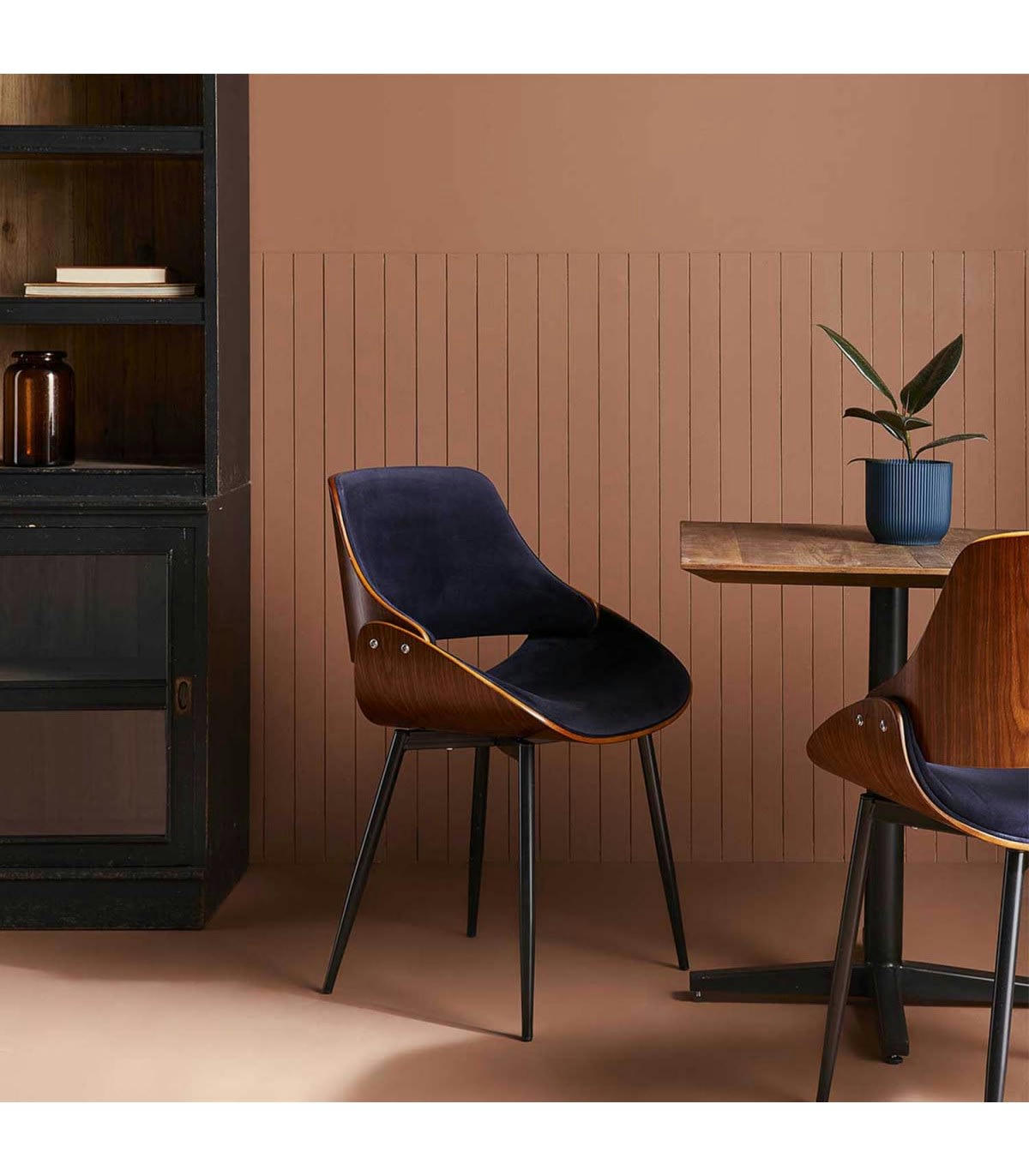 MANNIX - Chaise finition noyer avec assise en velours