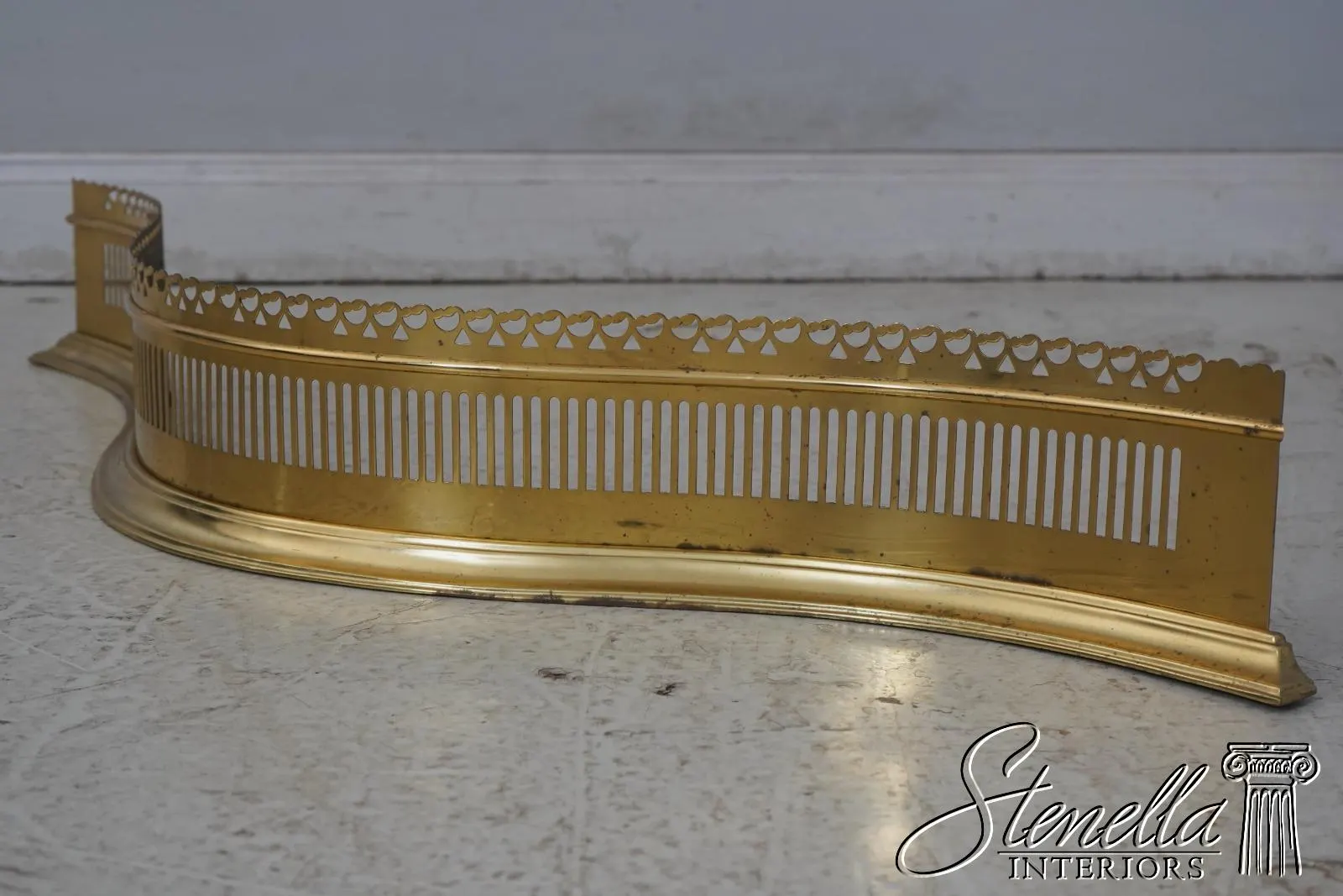 F70915: VIRGINIA METALCRAFTERS Colonial Williamsburg Brass Fireplace Fender