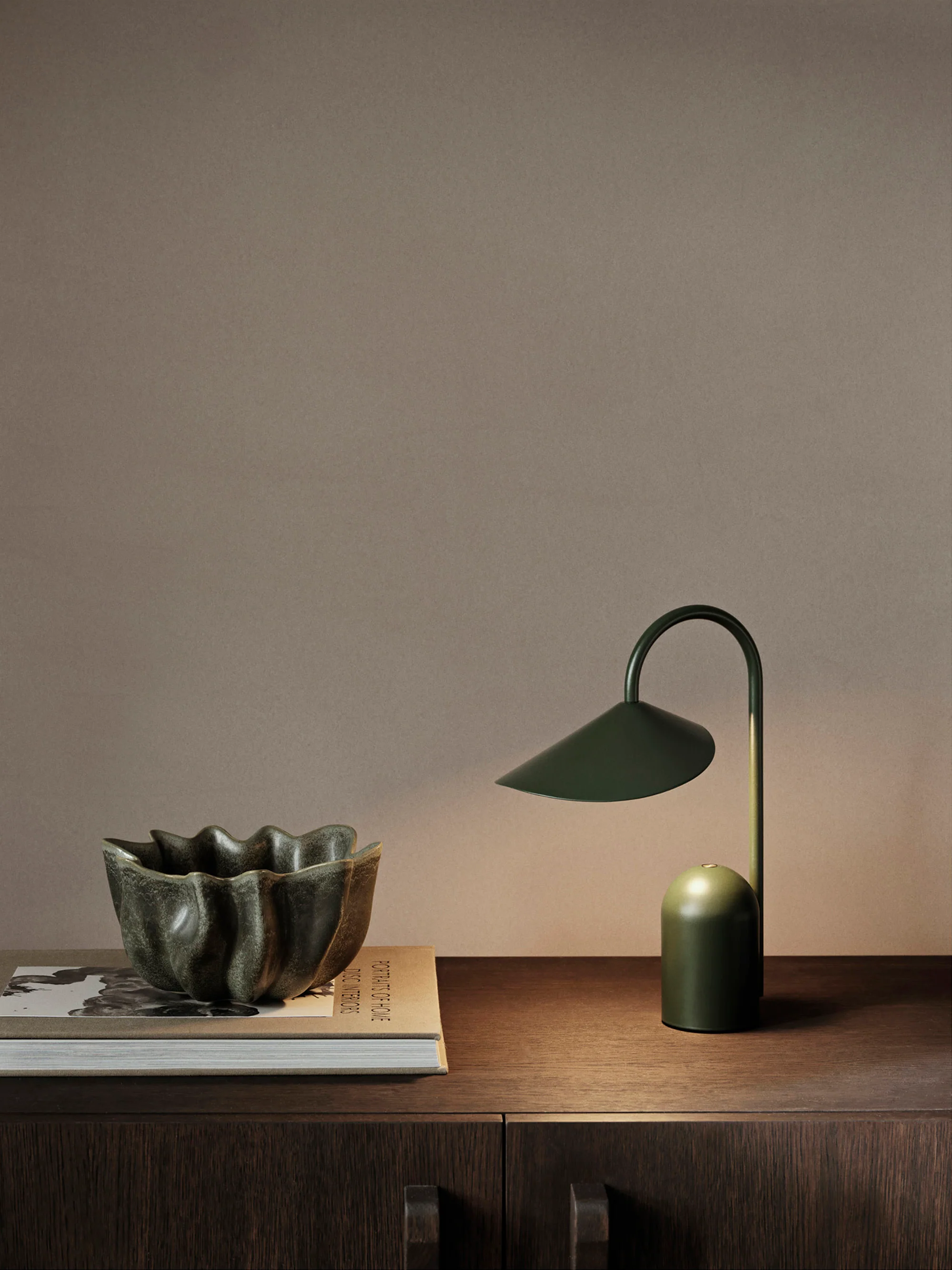 Kleine mobile LED-Tischlampe Arum, dimmbar