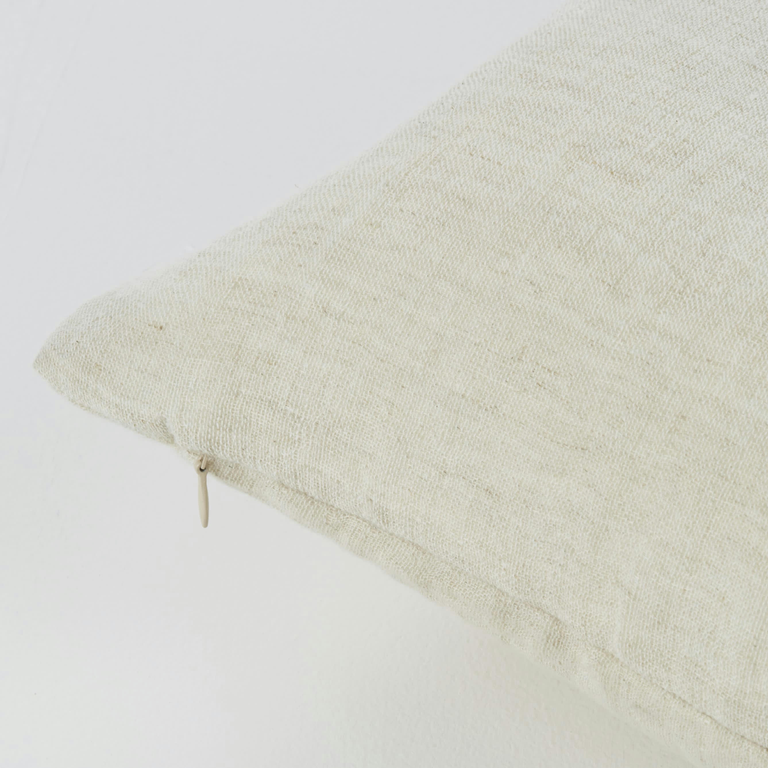 ALVILA - Coussin en gaze de coton recyclé et lin tissés beiges à pompons 40x60