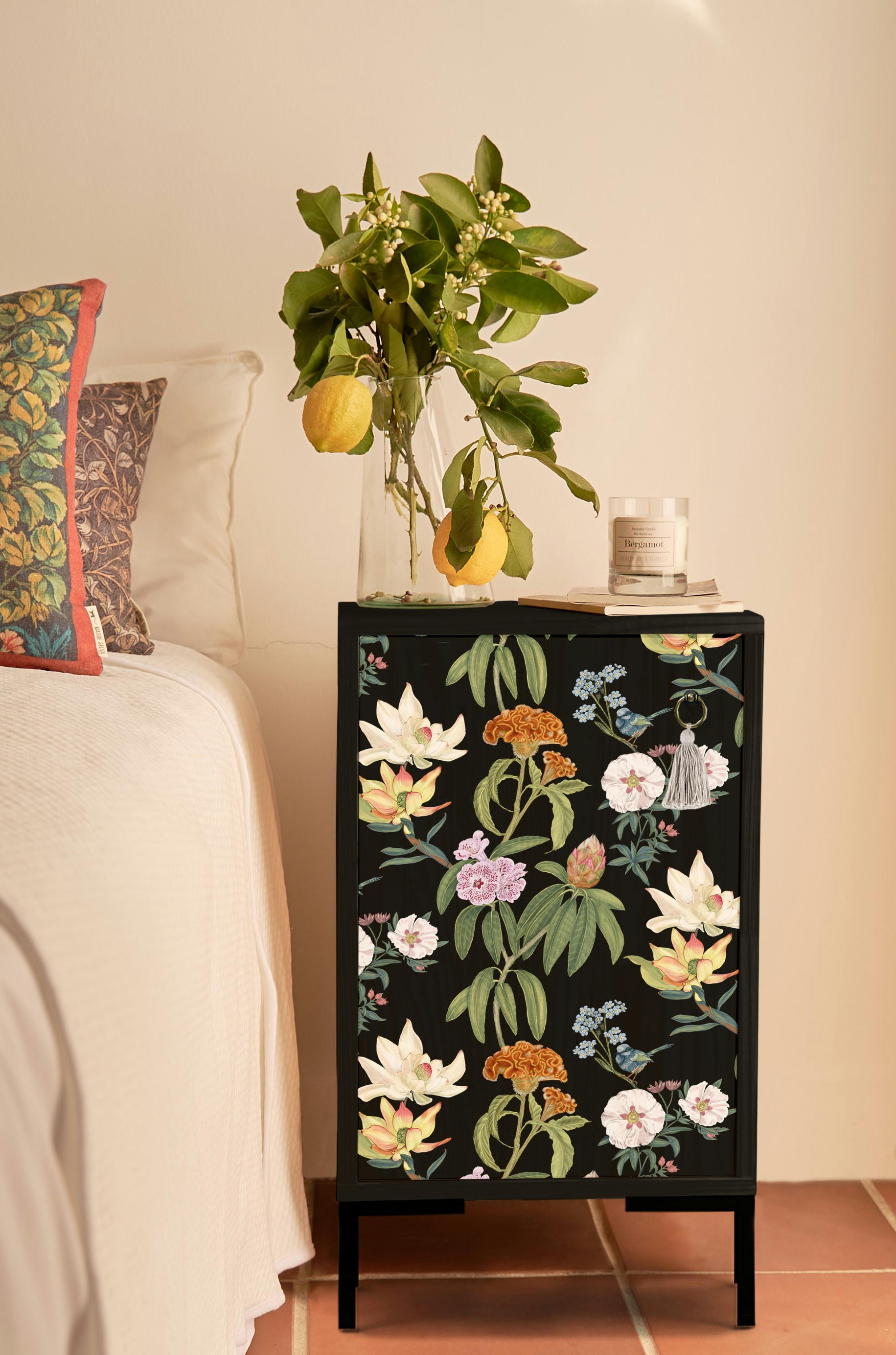 JARA - Table de chevet en MDF imprimé floral sur fond noir jara.