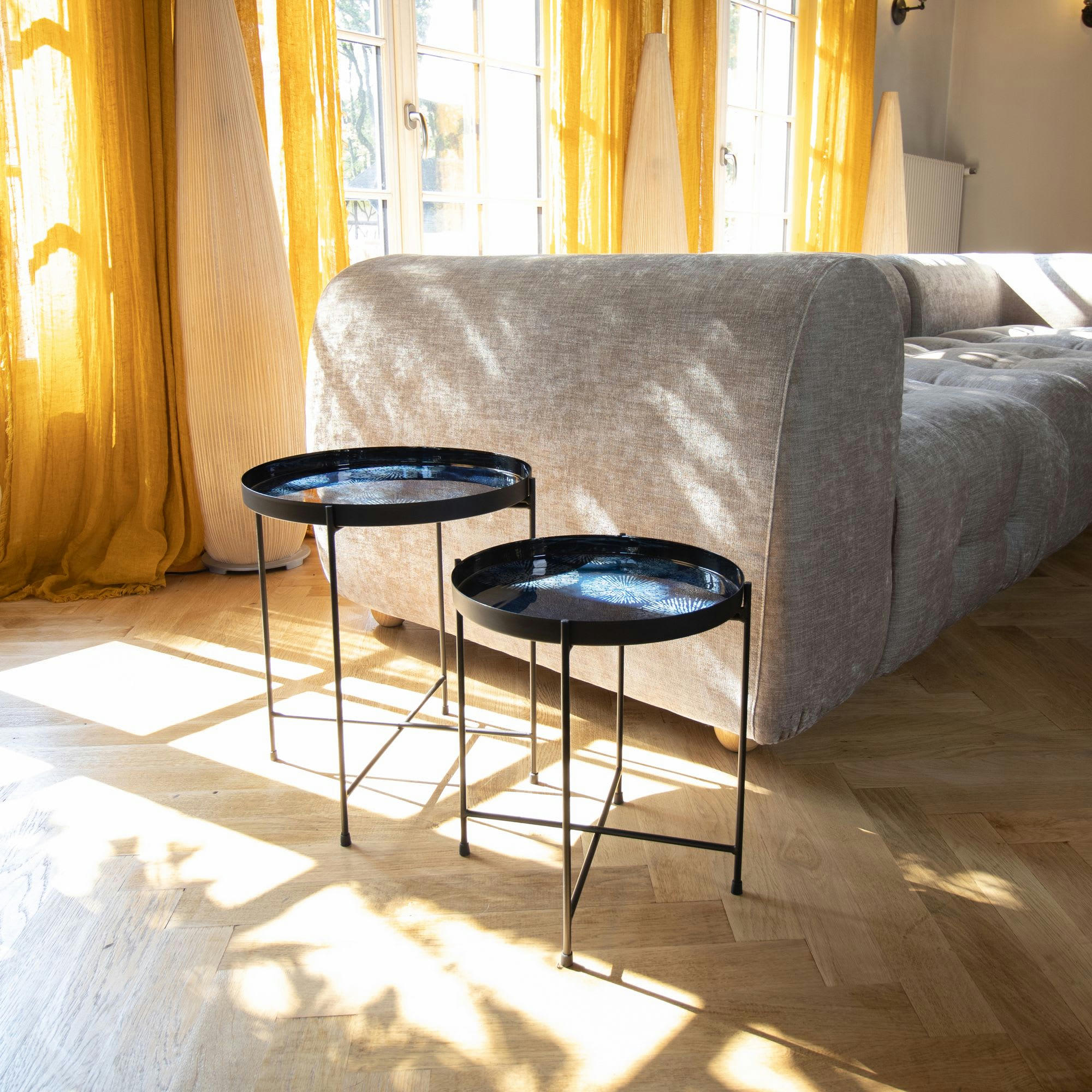 GELA - Set de 2 tables d'appoint avec plateau émaillé bleu