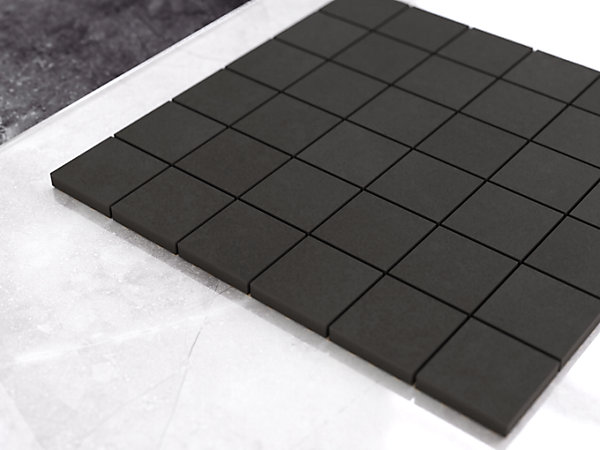Mosaïque en gres sur maille pour salle de bain ou cuisine 29.9 cm x 29.9 cm - Big black cubes