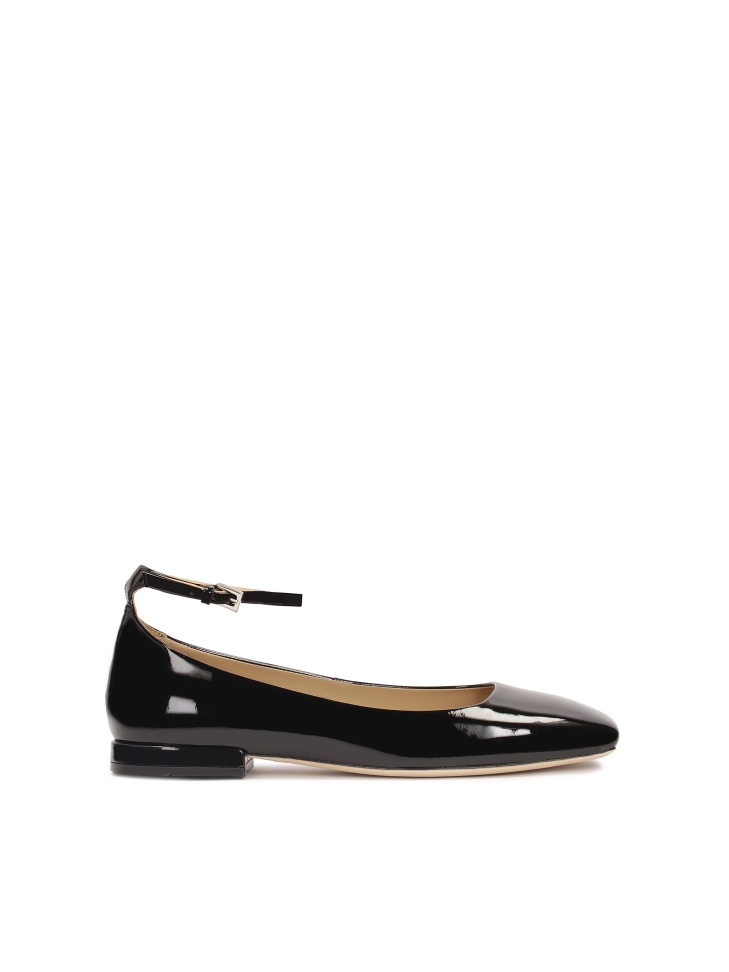 Black patent leather pumps in Mary Jane style