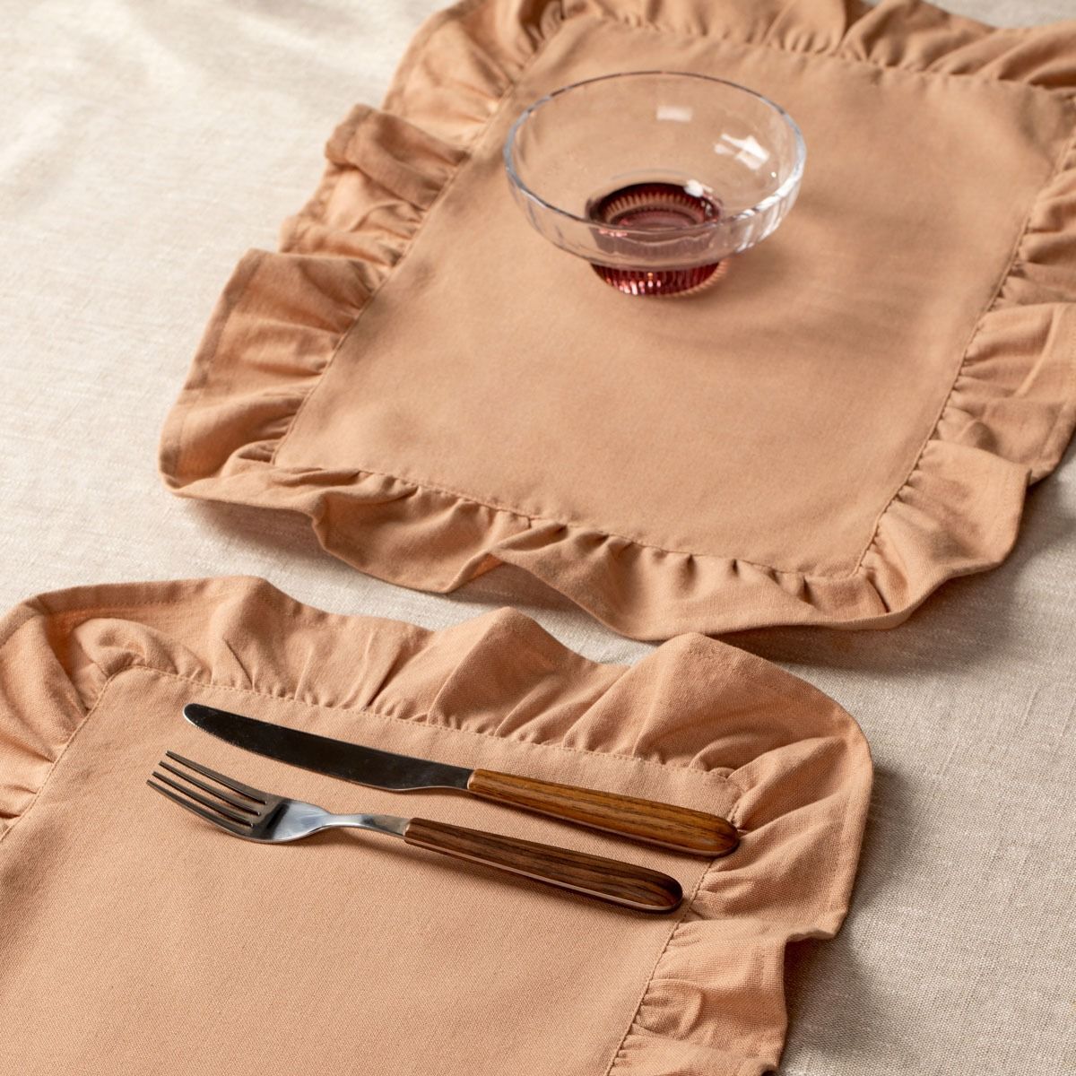 Maty stołowe KALLIOPE beżowe z ozdobną falbaną, zestaw 2 szt. 35x48cm