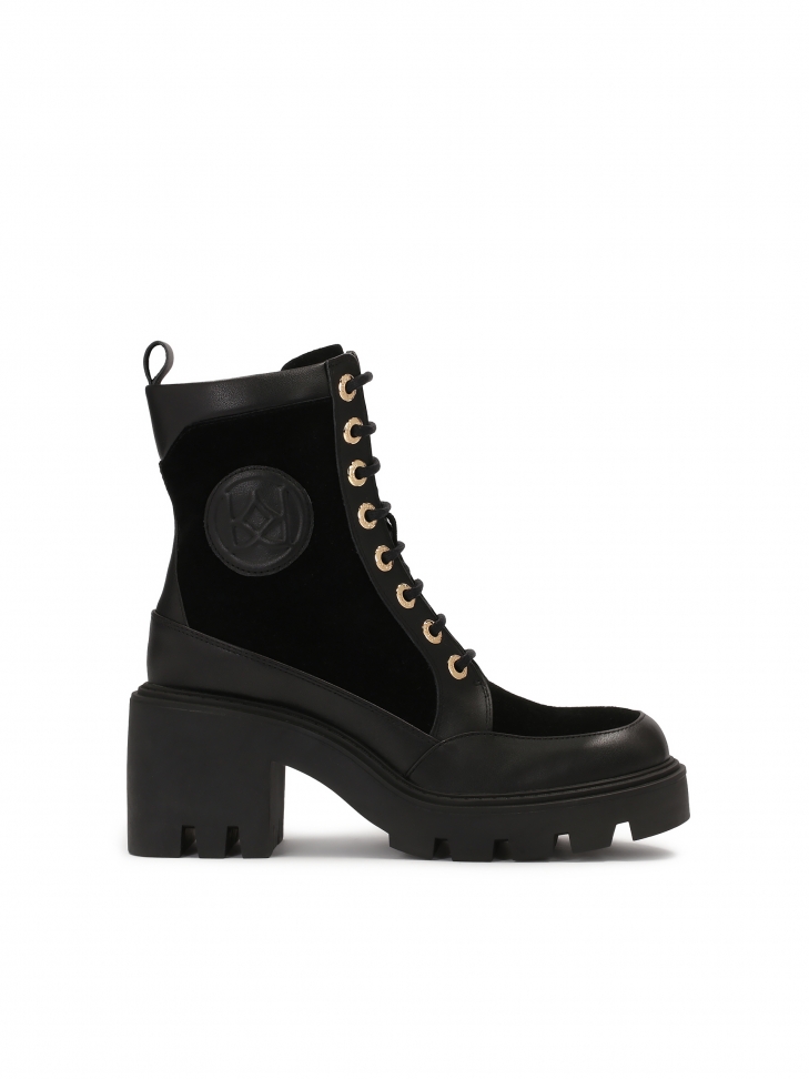 Black heeled boots with trep sole