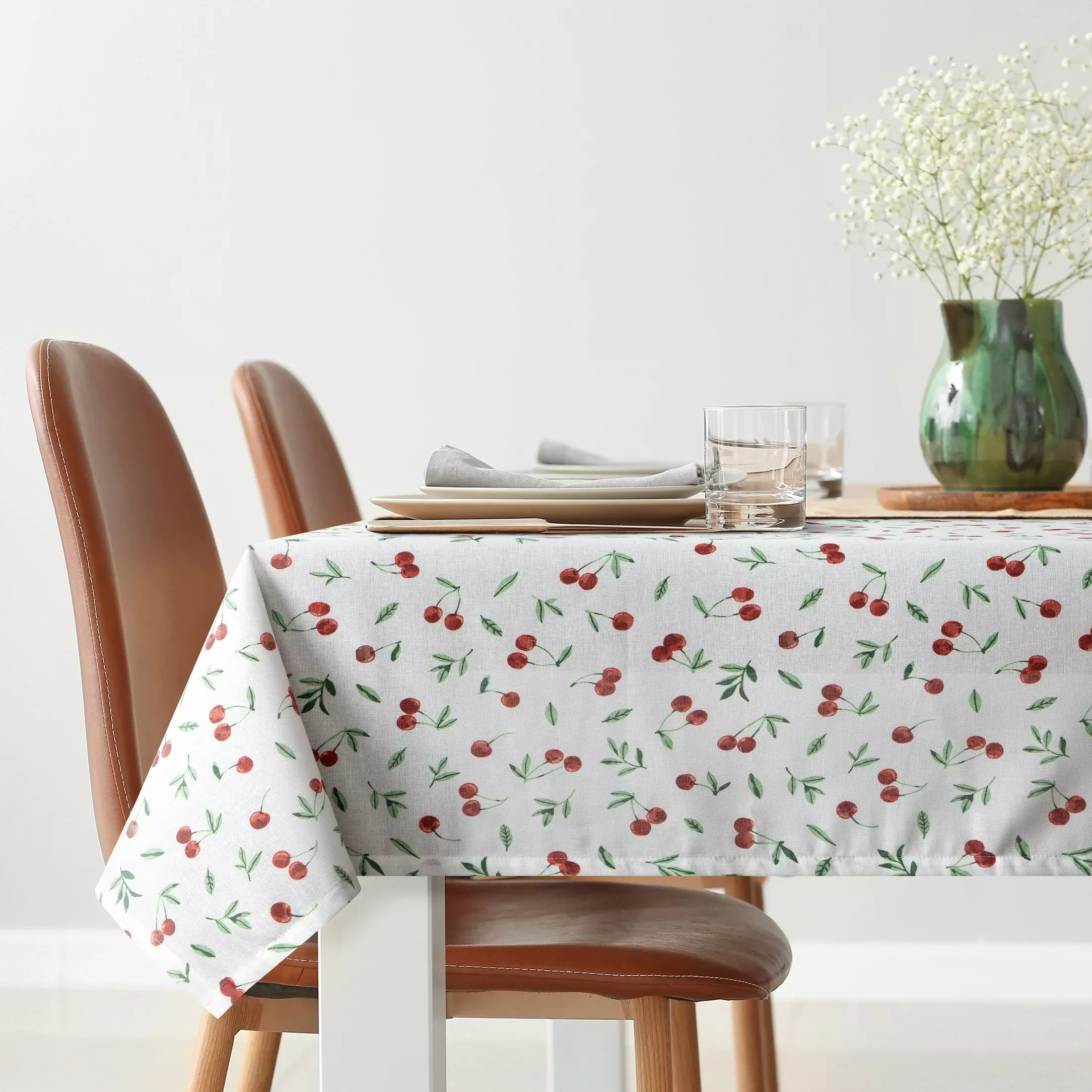 Obrus na stół plamoodporny 140x220 cm biało, czerwony z motywem wiśni - CHERRY