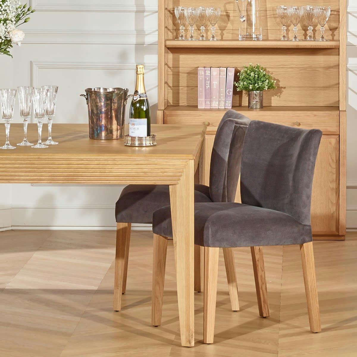 MELANIA - Lot de 2 chaises en velours et pieds chêne gris rhino