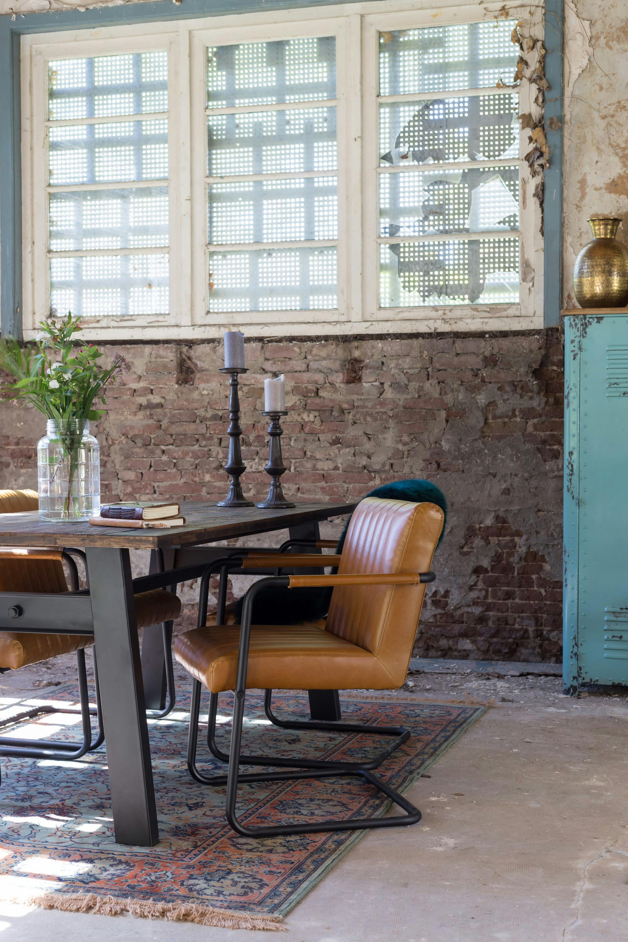 STITCHED - Fauteuil en cuir cognac