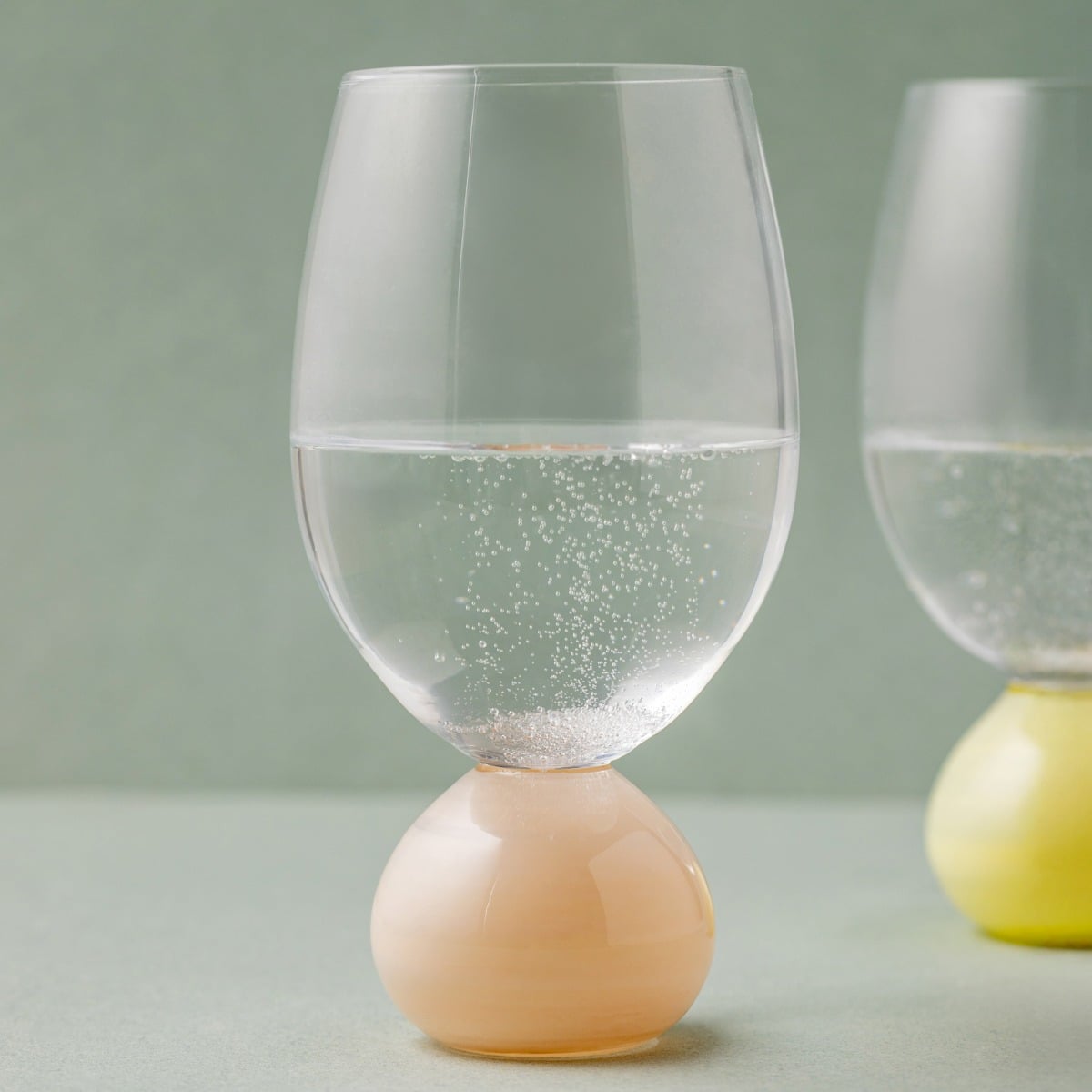 Kieliszek PALLORA z mleczną beżową kulą 0,4 l