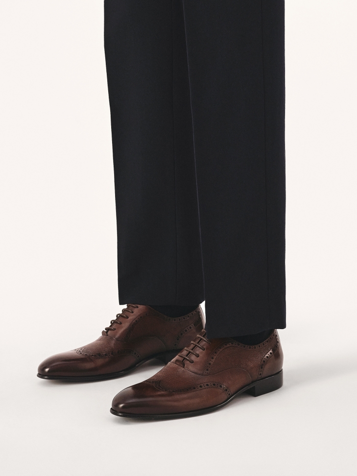 Brogue shoes with closed seam