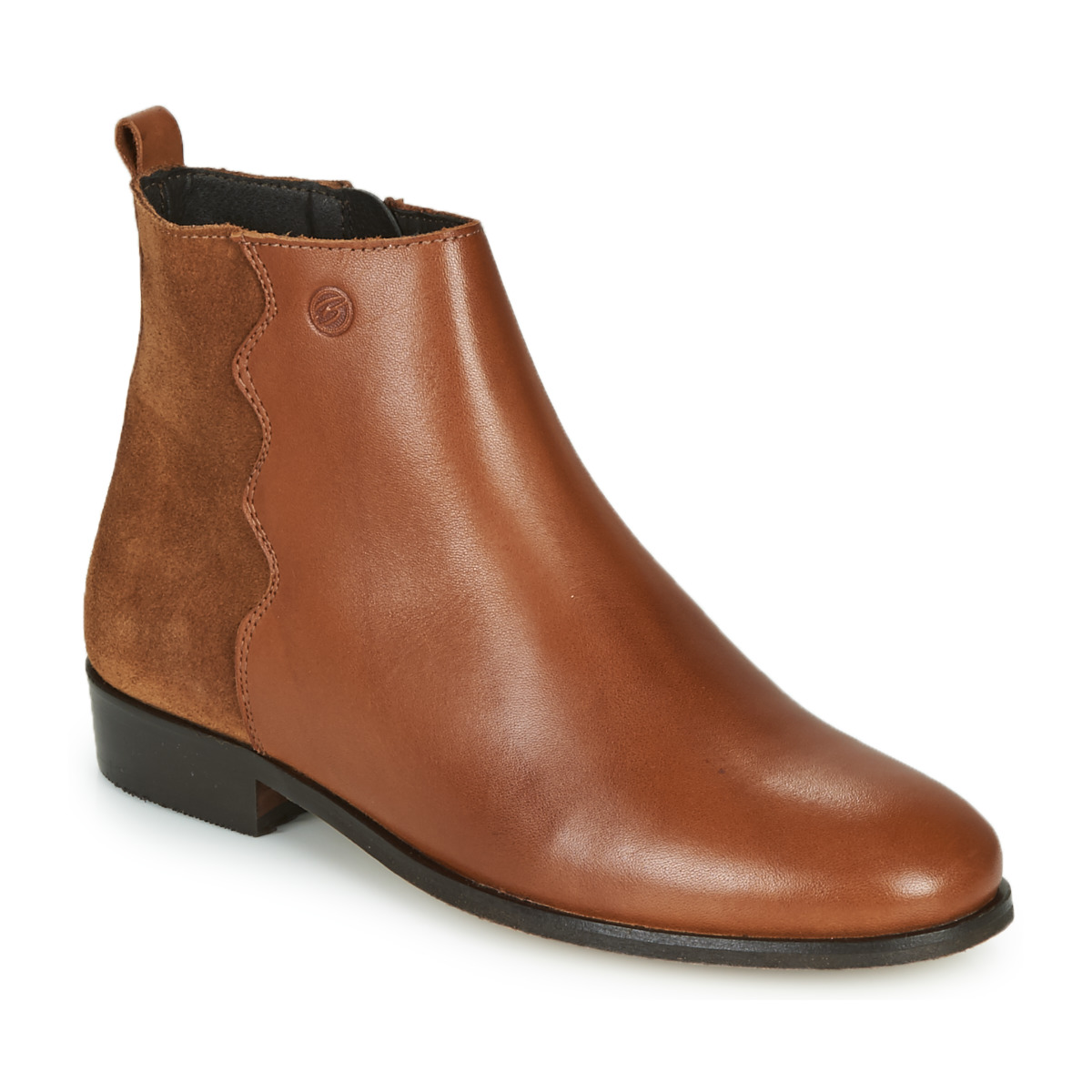 Betty London - HELOI - Camel