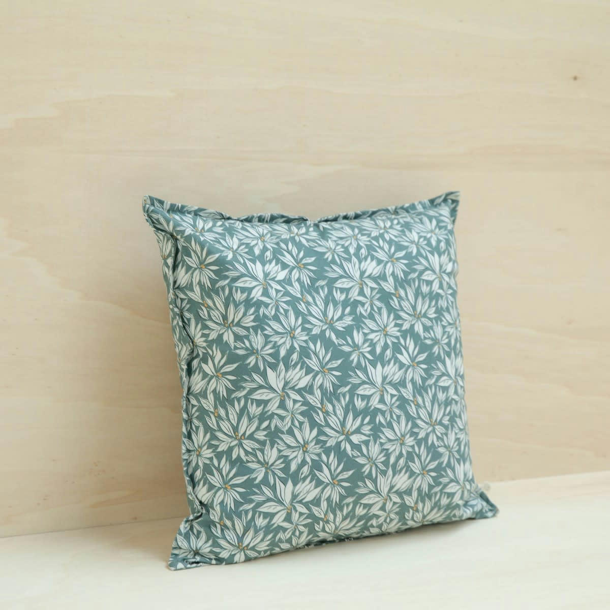 LA CABANE - Coussin en coton imprimé feuille bleue 50x50