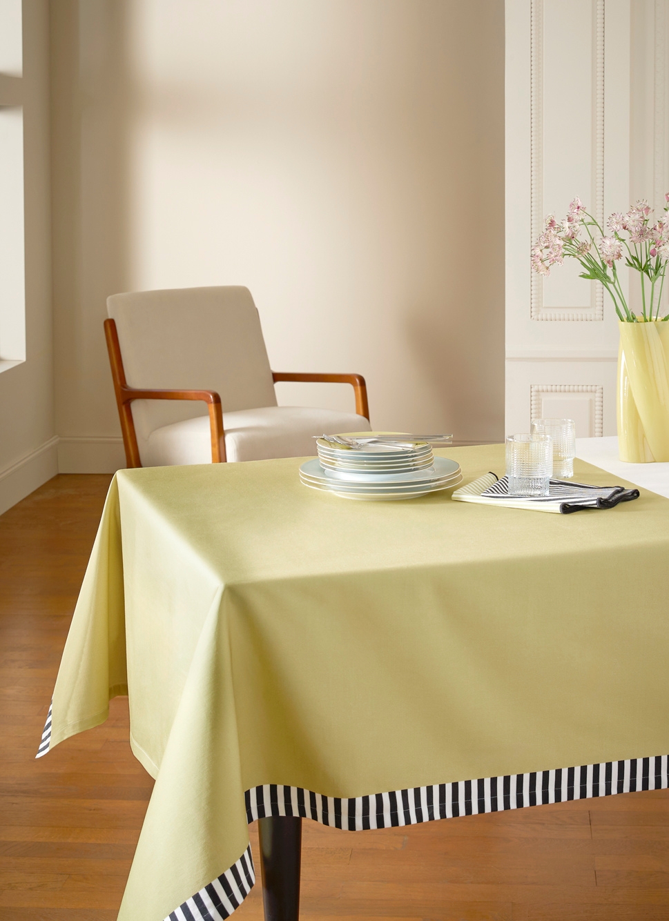 VASE TORSADÉ EN VERRE OPAQUE JAUNE