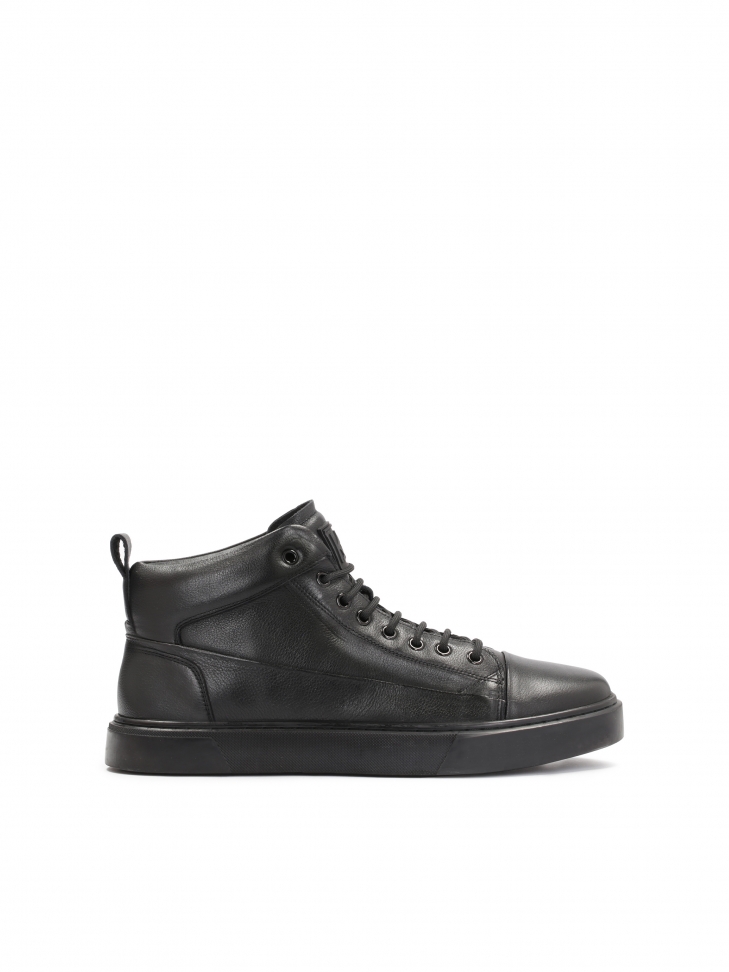 Men's leather sneakers in a trendy version