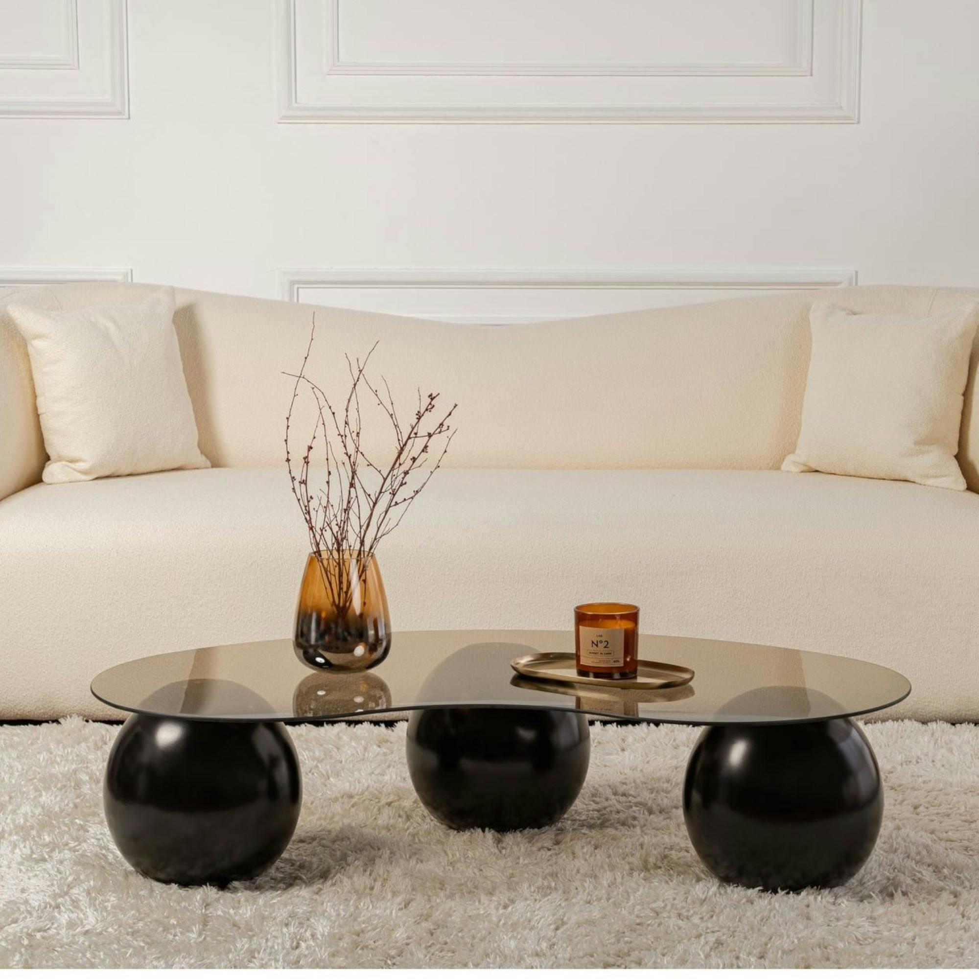 Table basse verre ambré design - 3 pieds boules noirs KOCHI