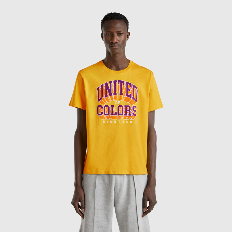 Yellow t-shirt in cotton with purple logo