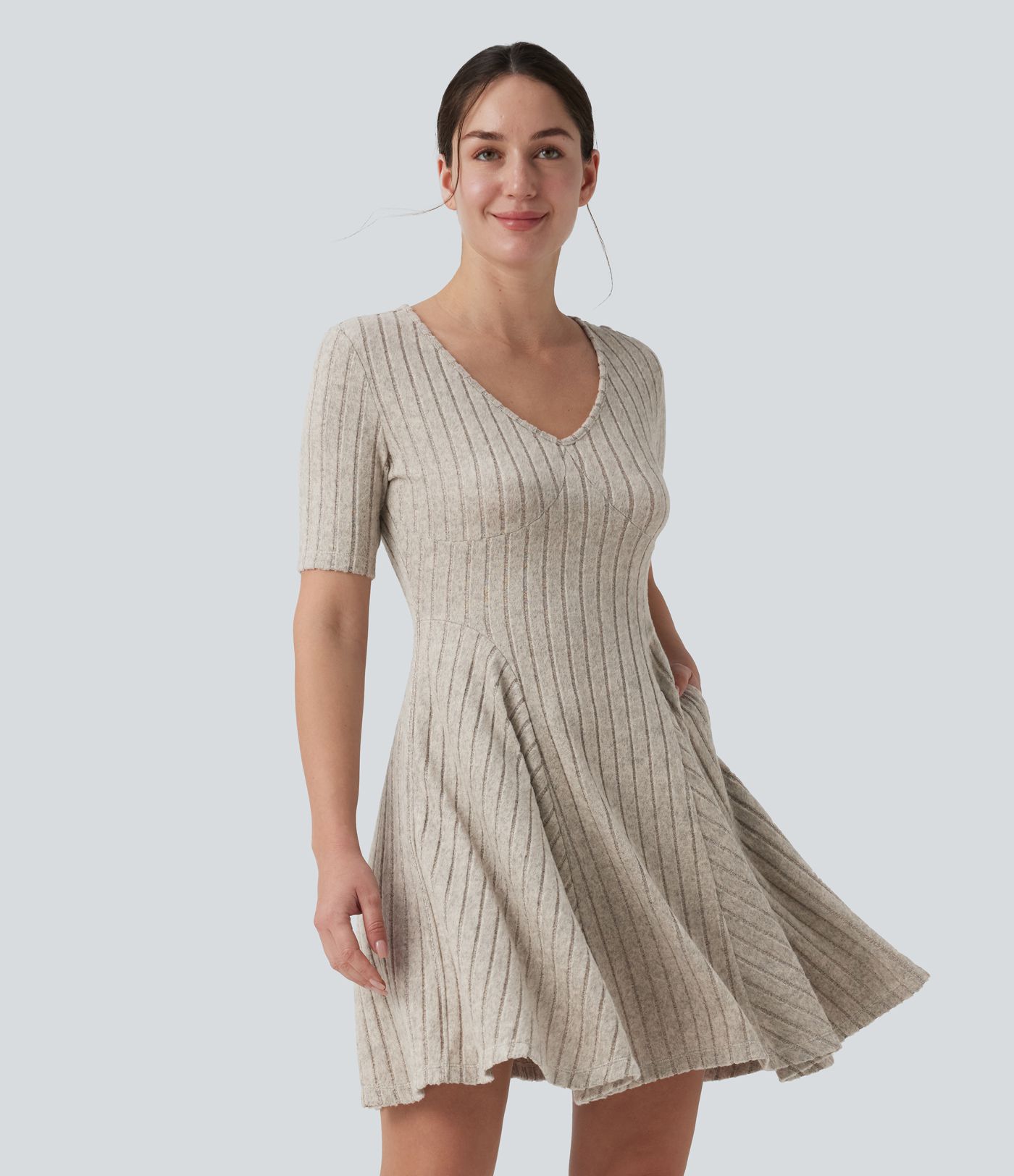 Robe mini évasée en maille côtelée à encolure en V et manches courtes avec poches