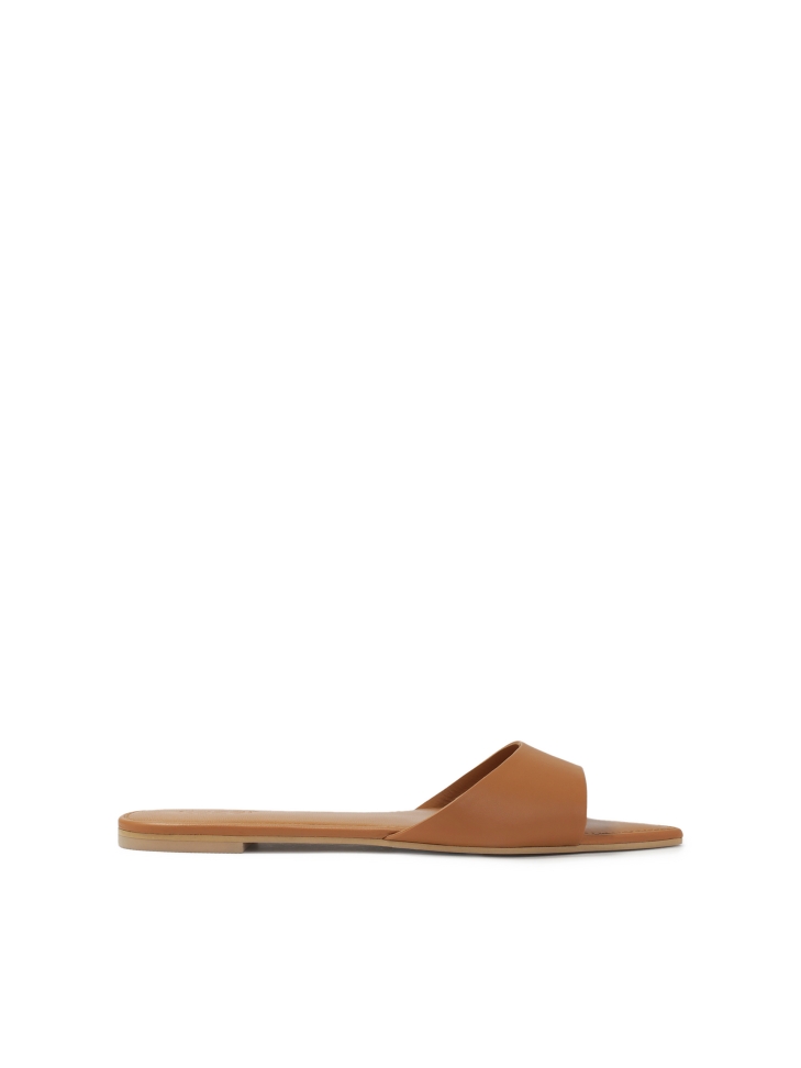 Flat mules with pointed noses