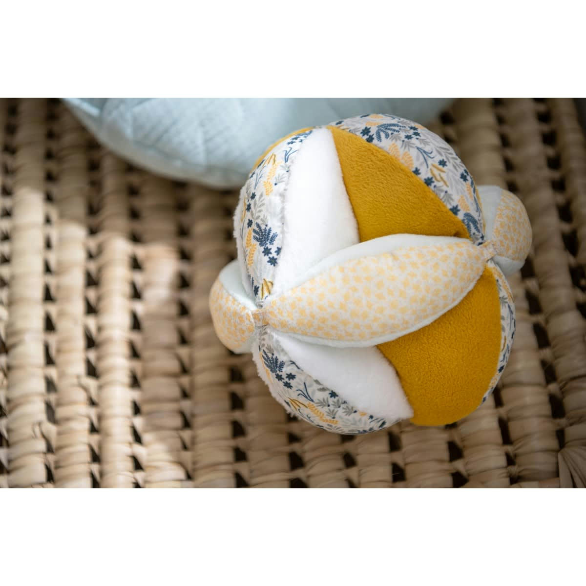 PROMENONS NOUS - Balle sensorielle en velours vert tilleul