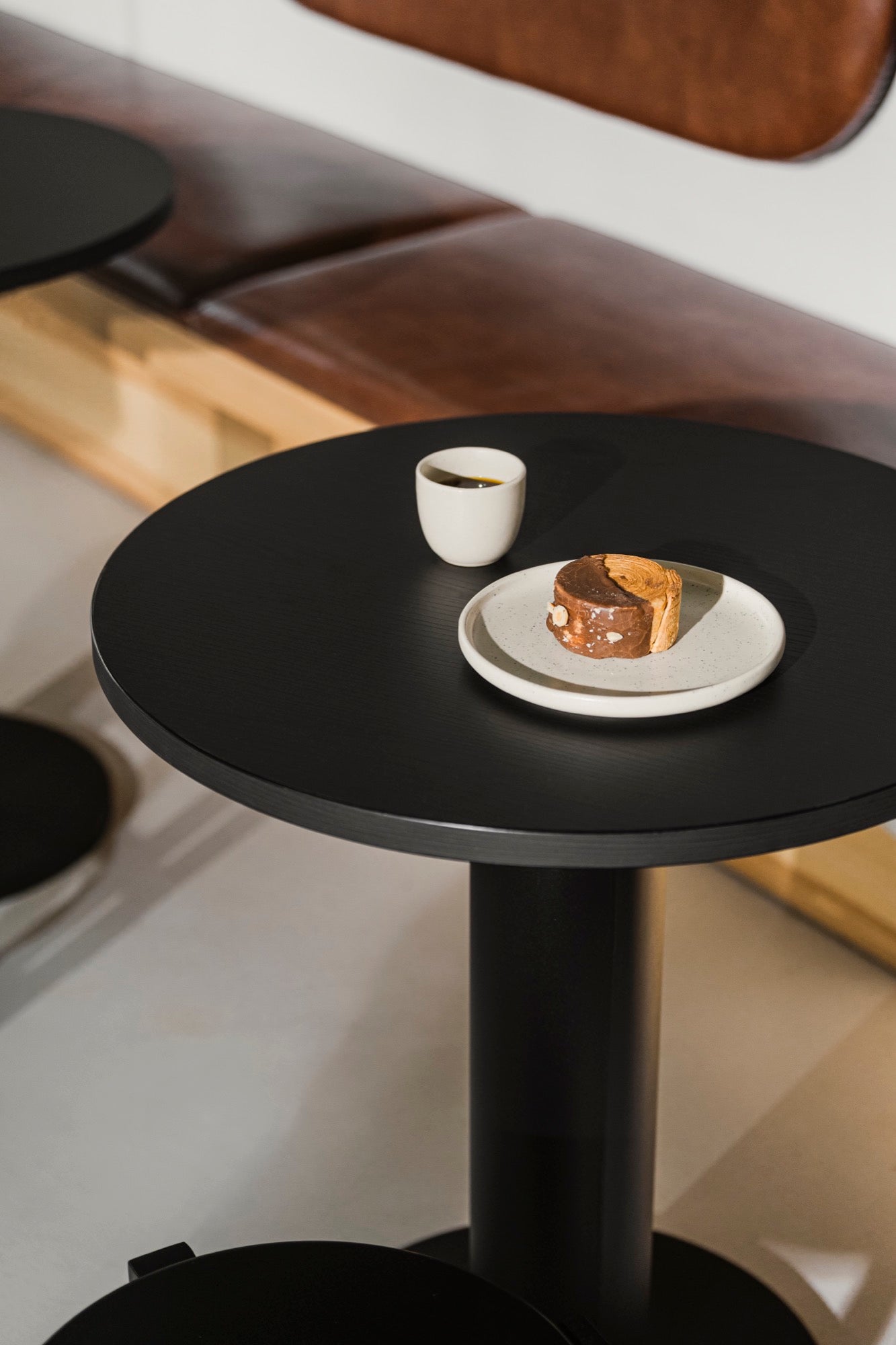 noo.ma SOOL Cafétafel - Black Oak & Vulcano Black