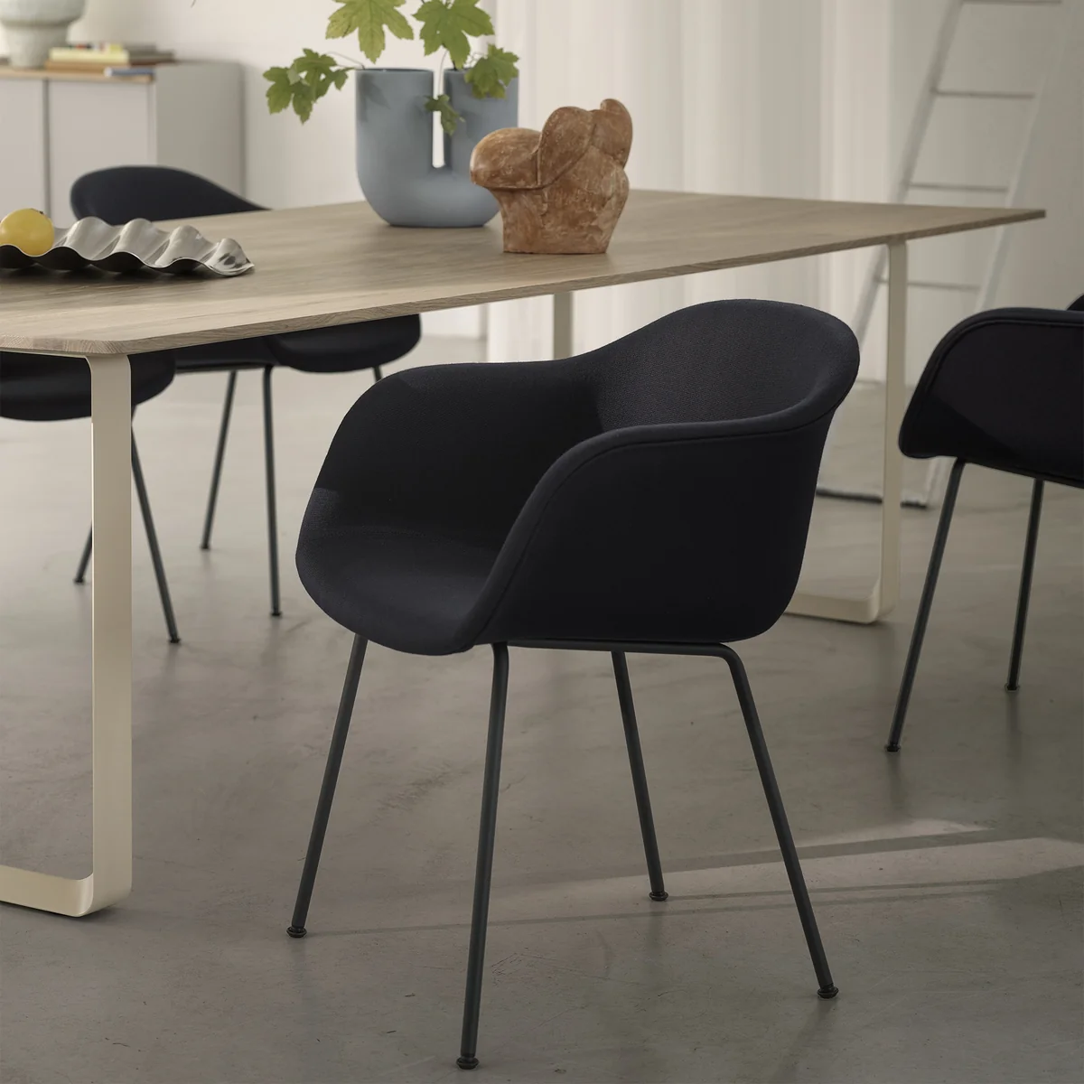Muuto - Fiber Conference Armlehnstuhl mit Rohrgestell
