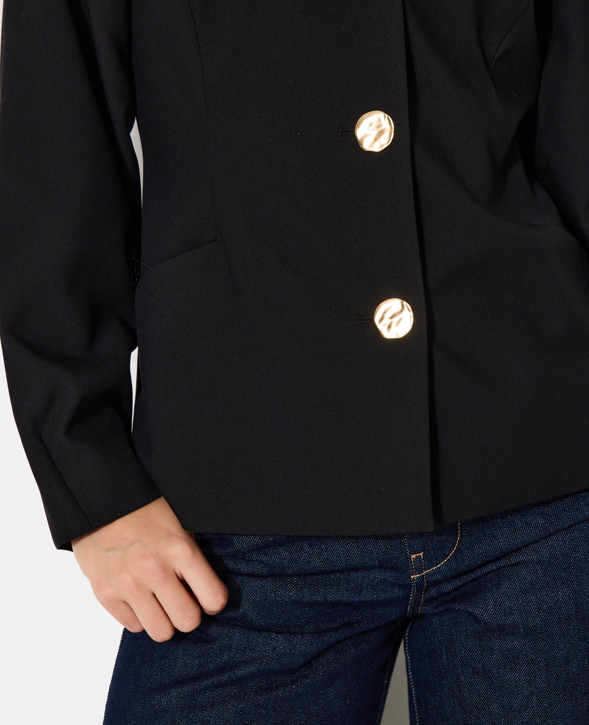 Veste sans col cintrée avec boutons fantaisie