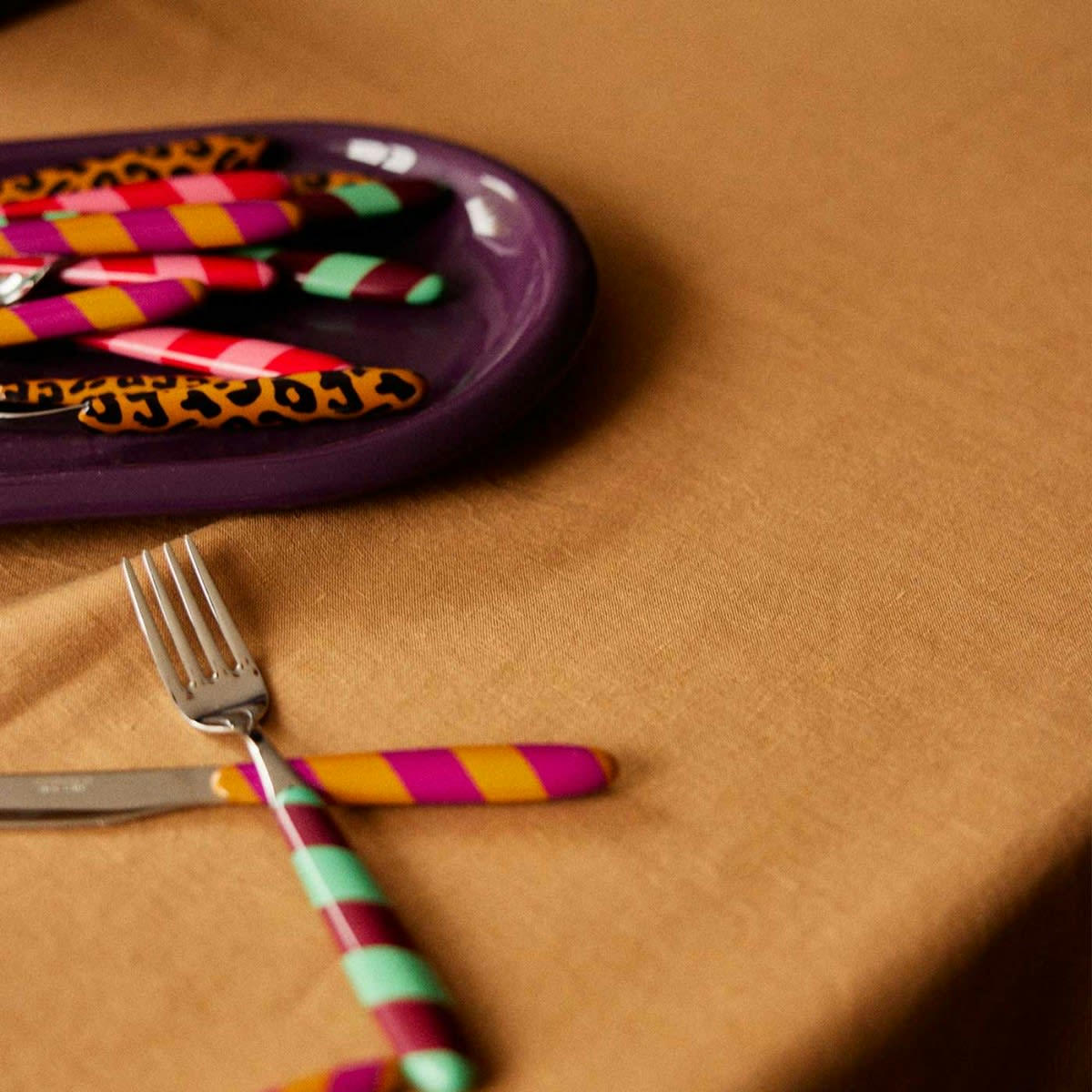 LES ESSENTIELS - Nappe en lin lavé marron camel 175x250