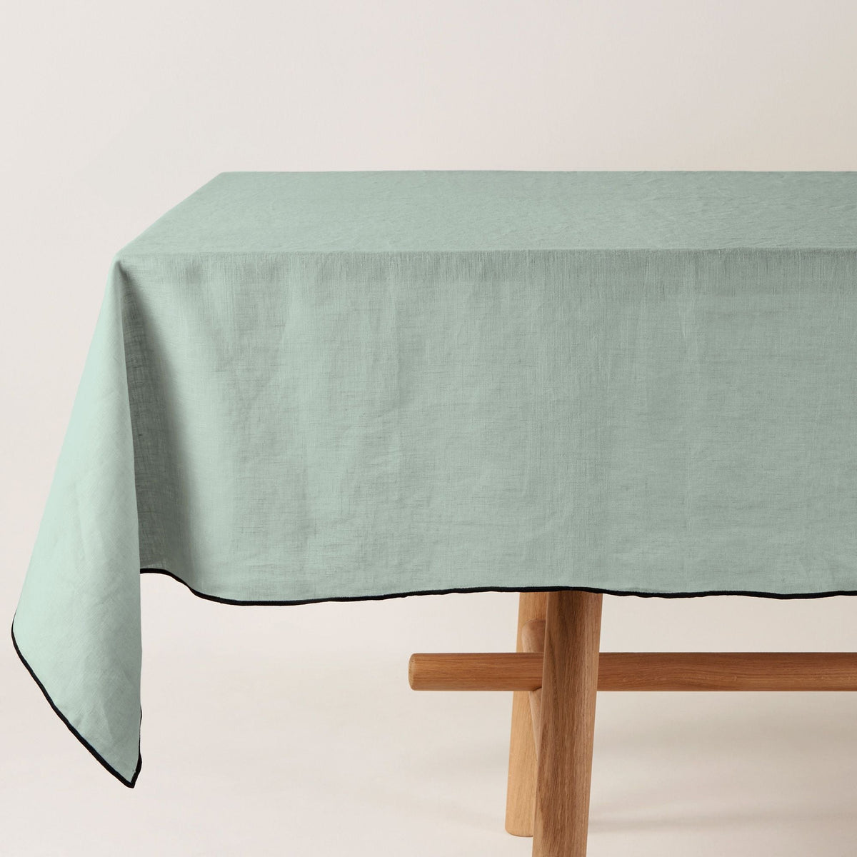 Madura Rechthoekig tafelkleed Carlina linde en zwarte hommel 170x250 cm