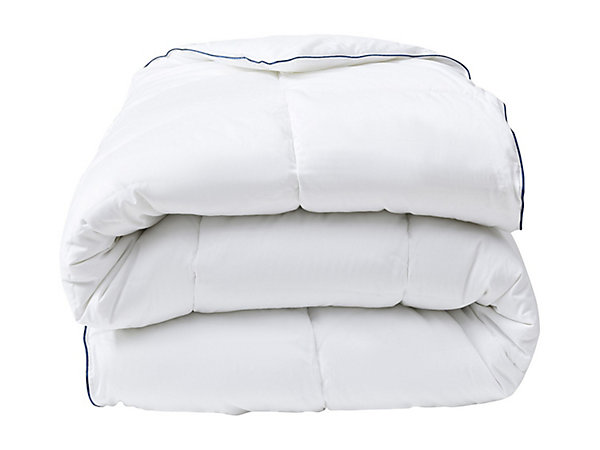 Couette enfant anti-acariens tempérée - 140 x 200 cm - Enveloppe satin 120 fils/cm² - Garnissage 300gr/m² - Blanc passepoil bleu -